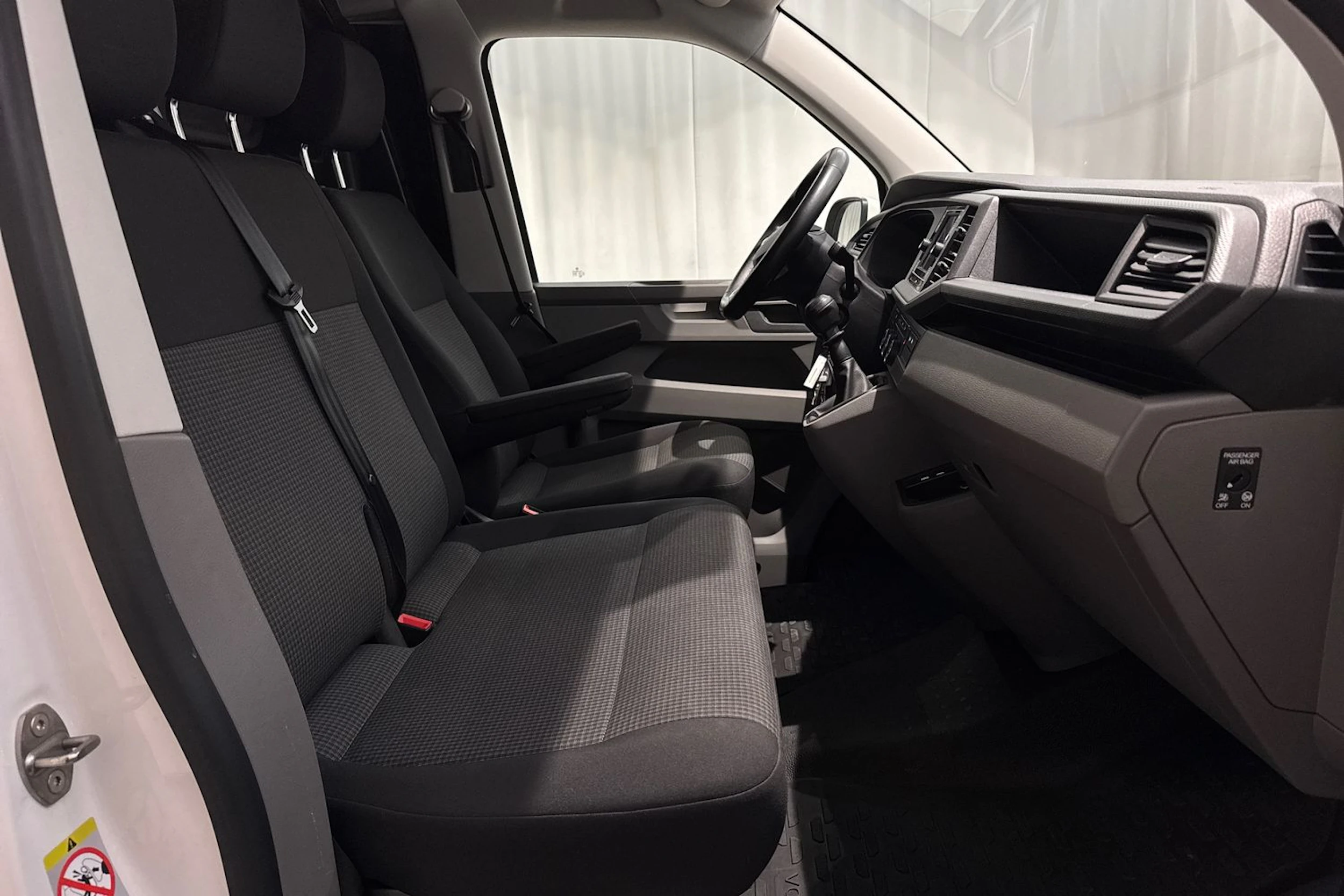 valkoinen Volkswagen Transporter 2022 kuva 15.