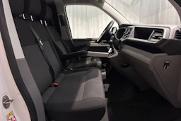 valkoinen Volkswagen Transporter 2022 kuva 15.