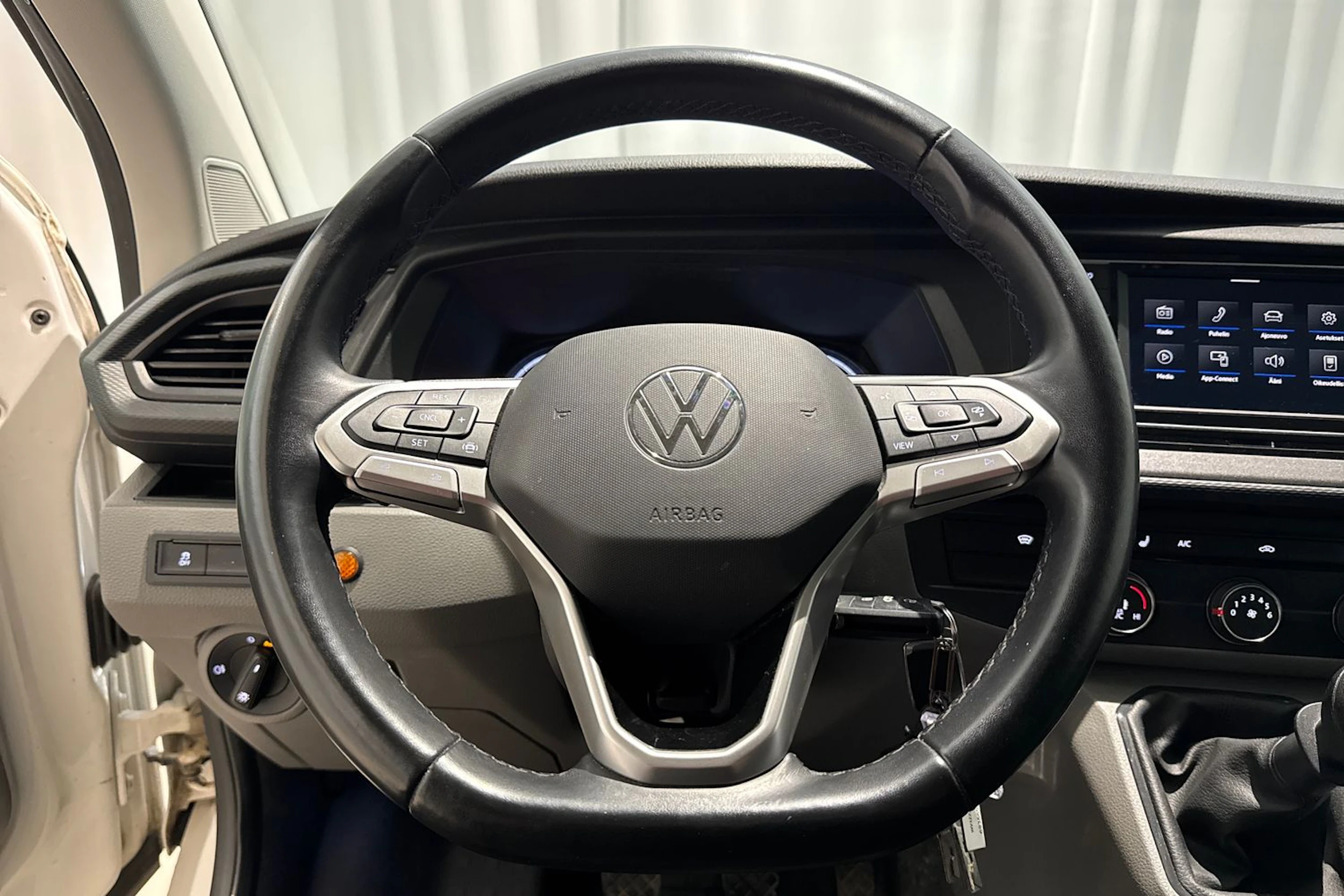 valkoinen Volkswagen Transporter 2022 kuva 16.