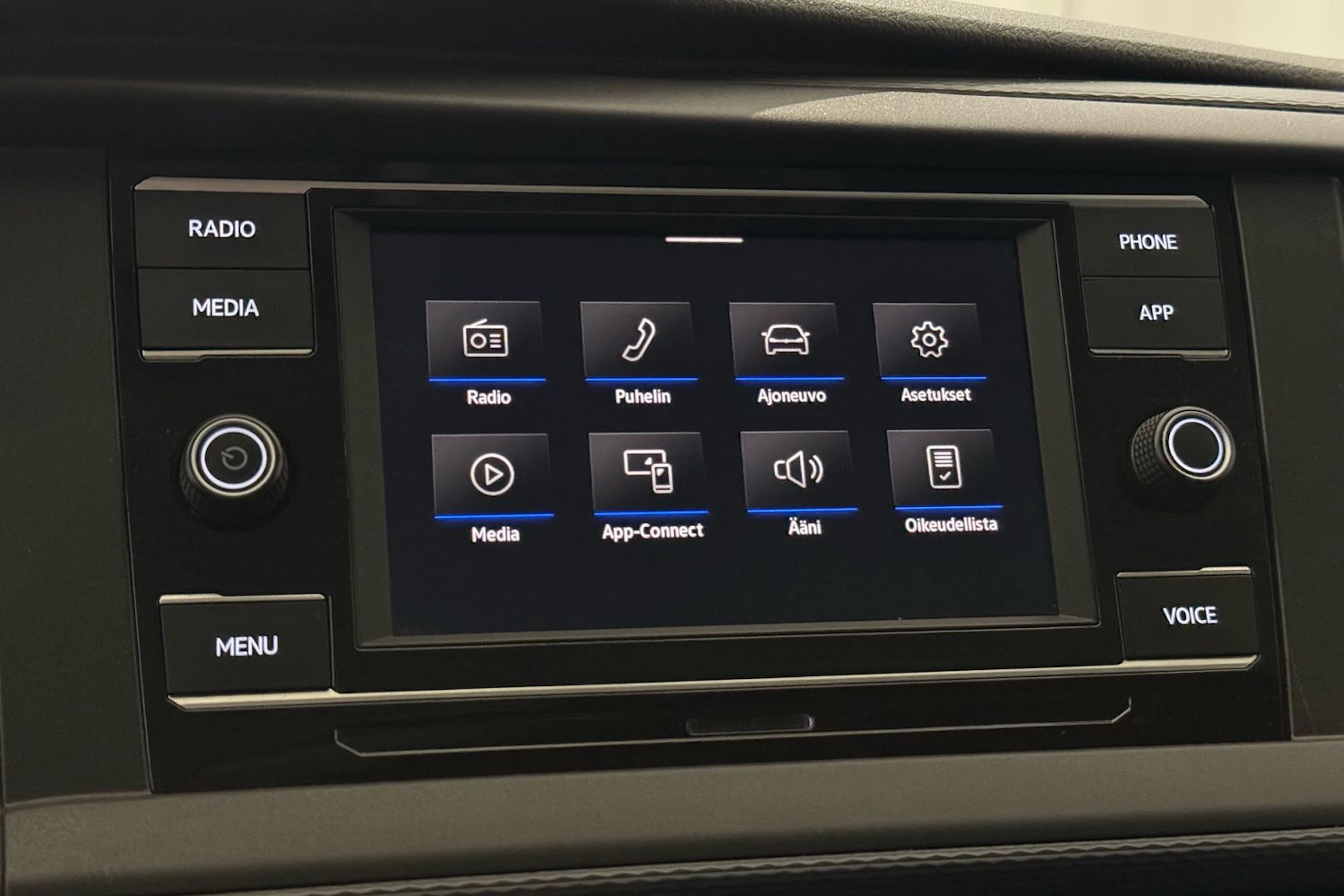 valkoinen Volkswagen Transporter 2022 kuva 18.