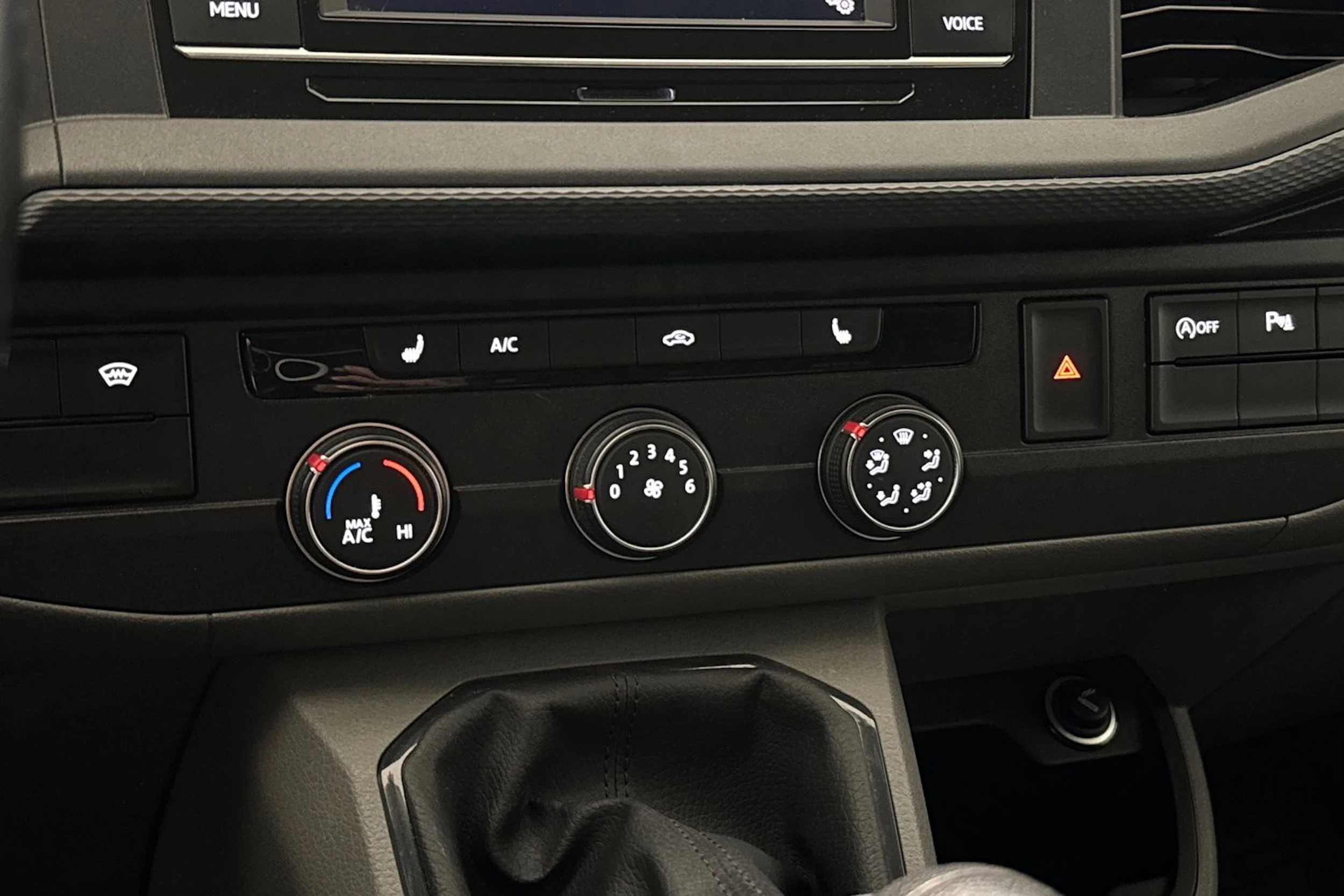 valkoinen Volkswagen Transporter 2022 kuva 21.