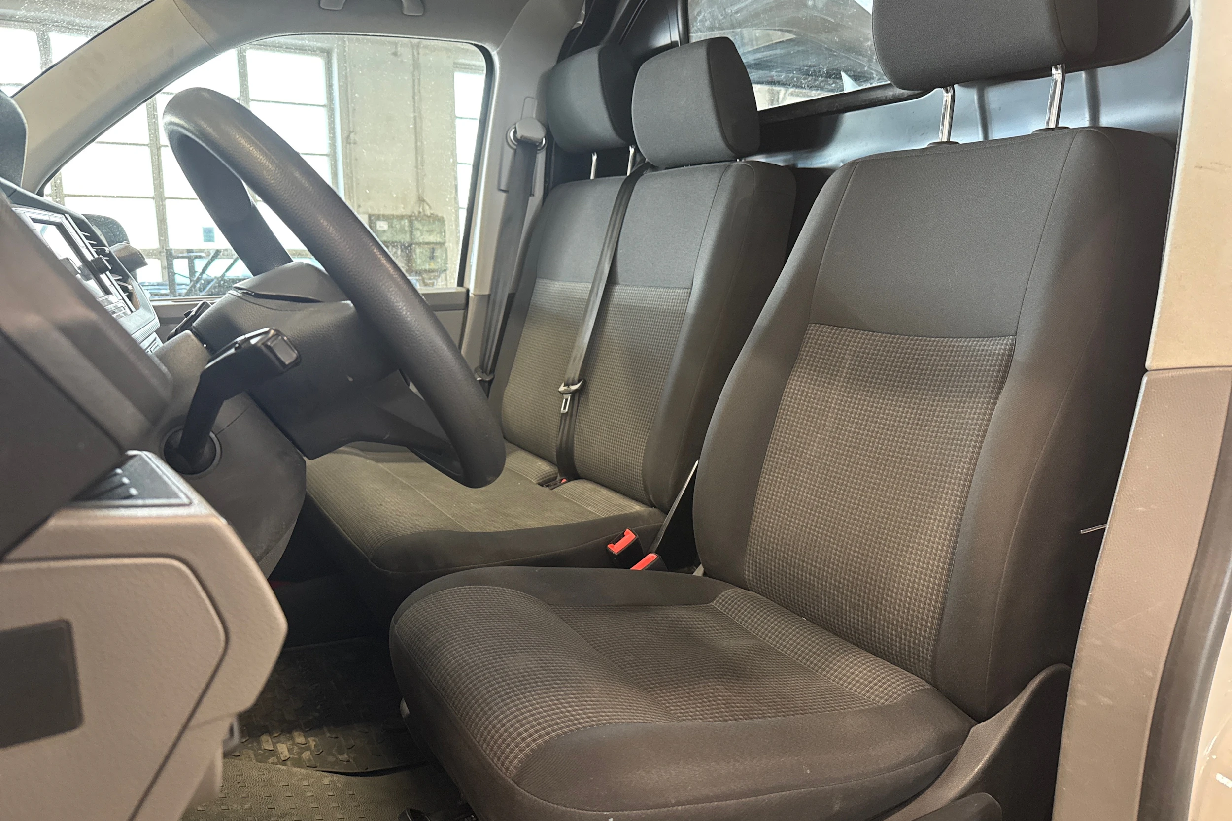 valkoinen Volkswagen Transporter 2022 kuva 4.