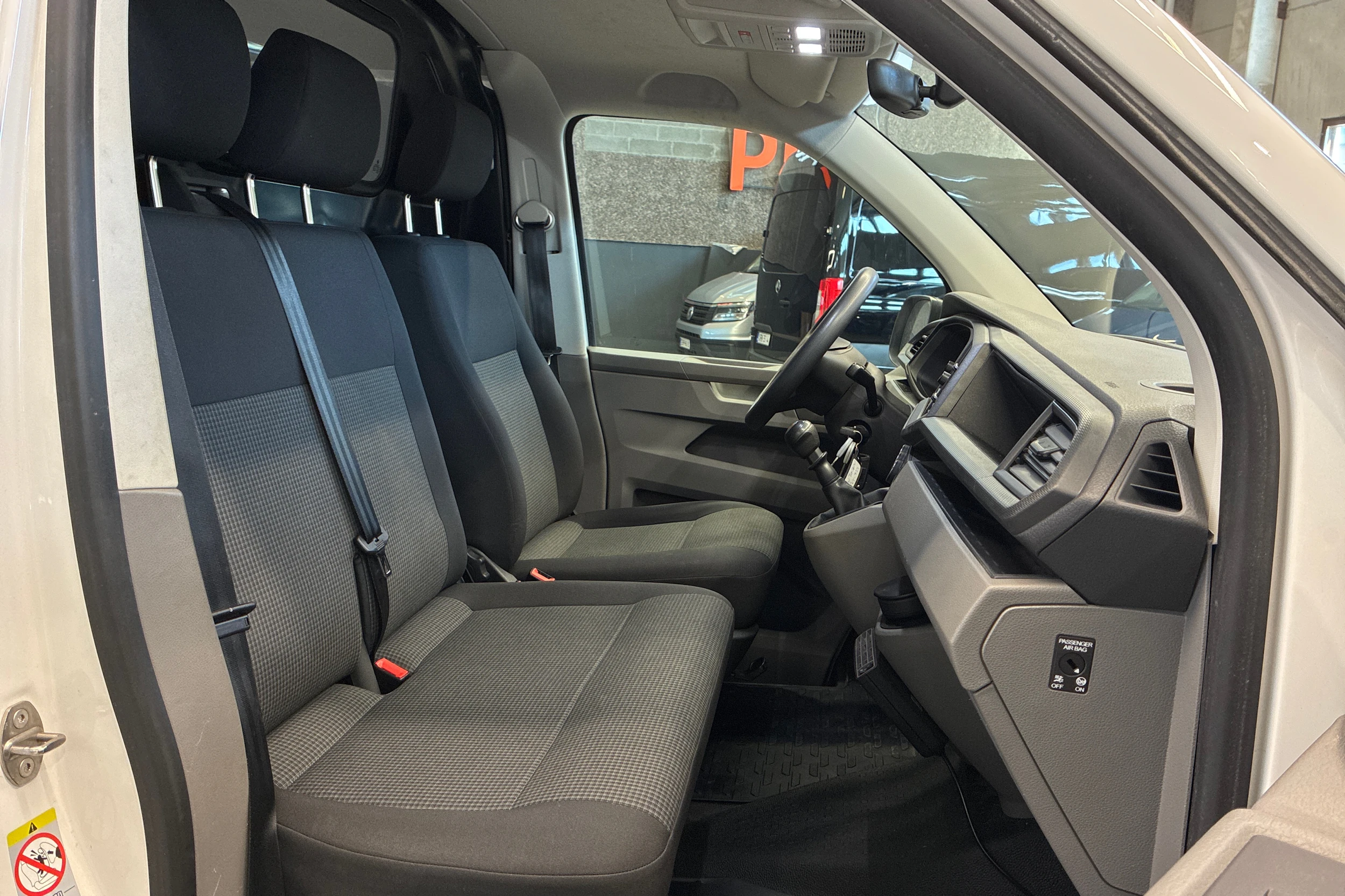 valkoinen Volkswagen Transporter 2022 kuva 14.
