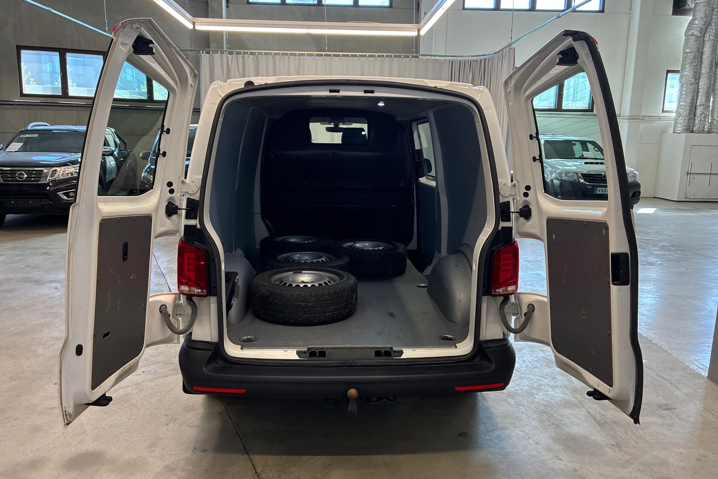 valkoinen Volkswagen Transporter 2022 kuva 15.
