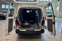valkoinen Volkswagen Transporter 2022 kuva 15.