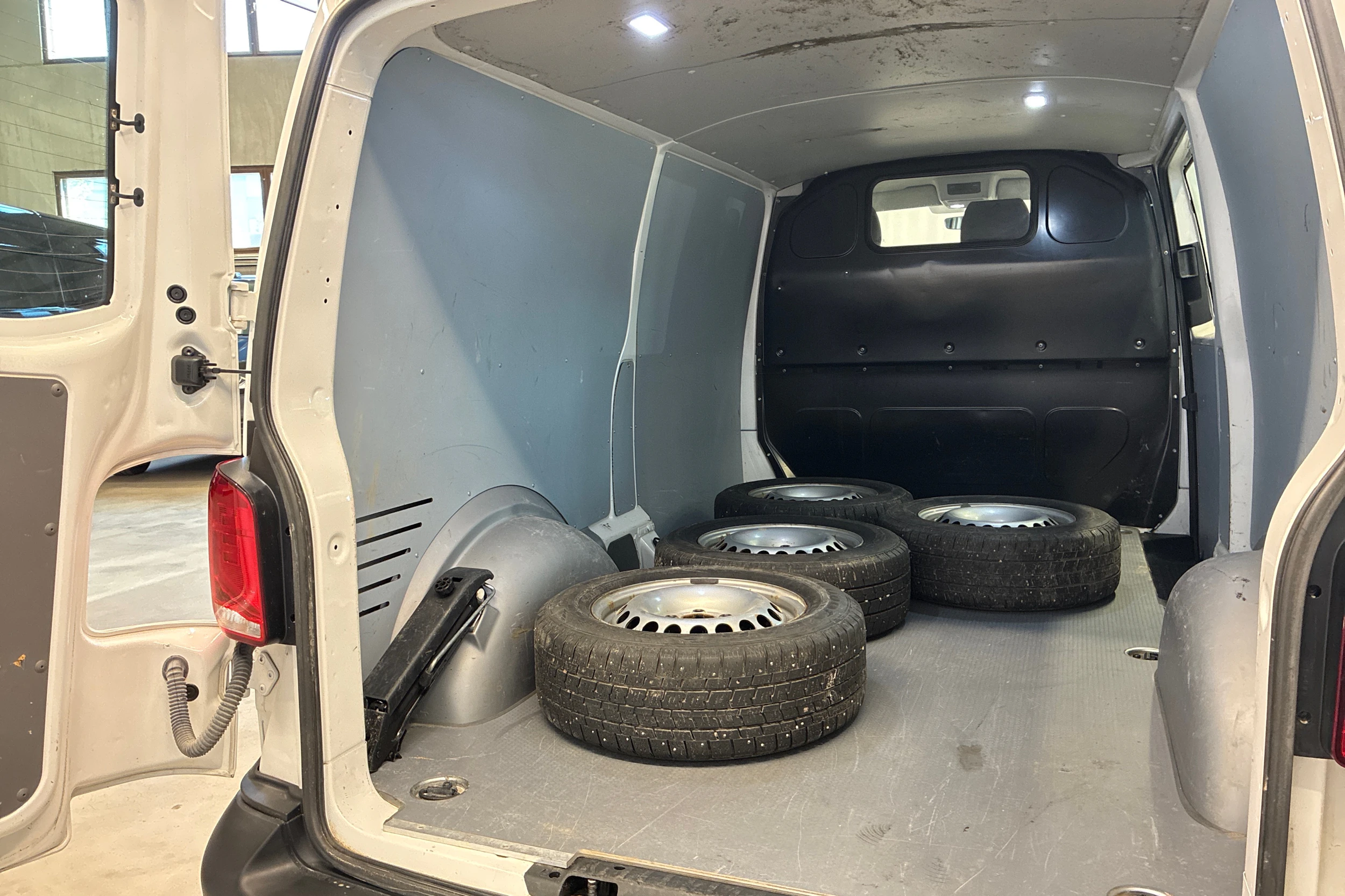 valkoinen Volkswagen Transporter 2022 kuva 16.