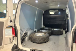 valkoinen Volkswagen Transporter 2022 kuva 16.