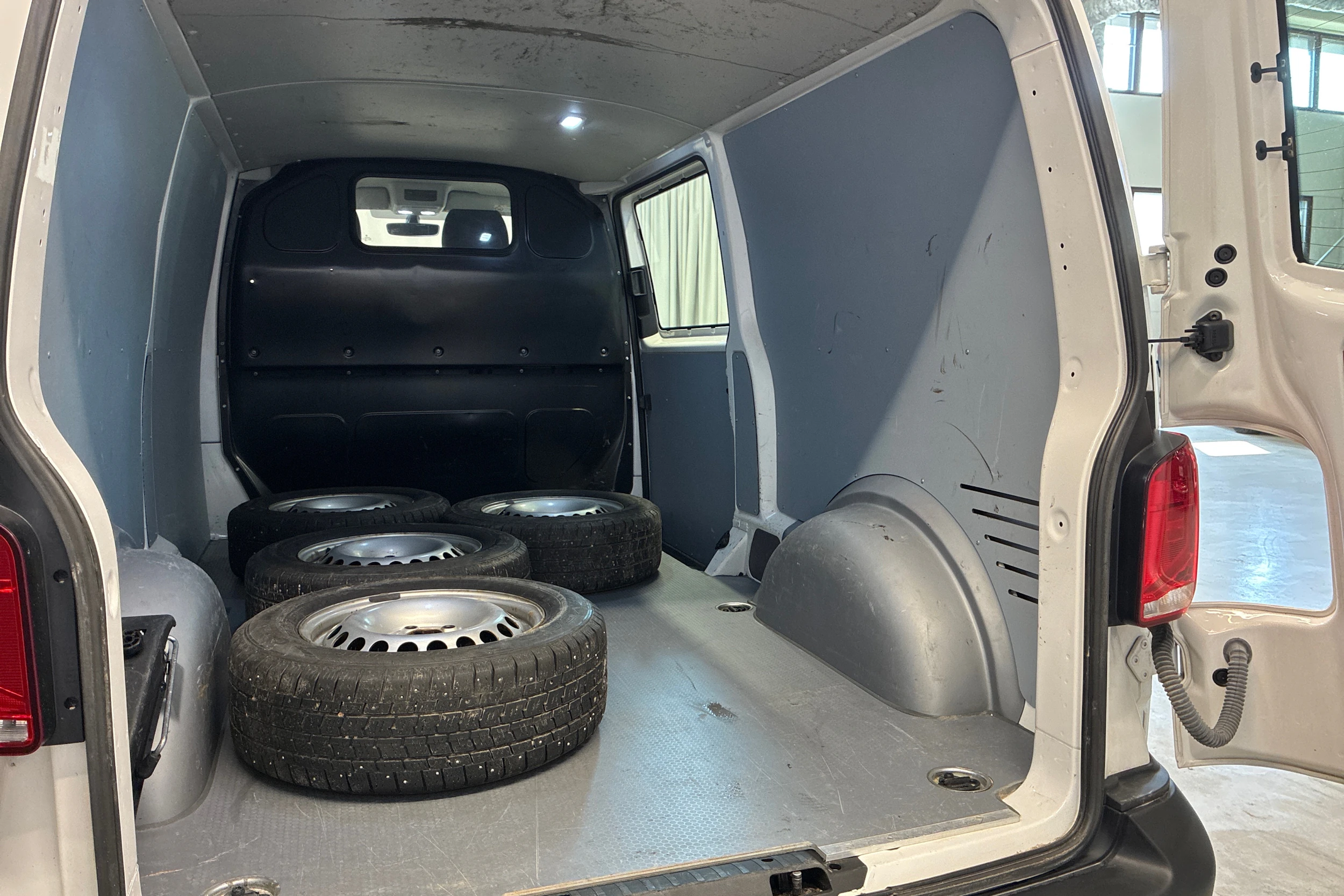 valkoinen Volkswagen Transporter 2022 kuva 17.