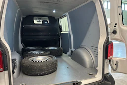 valkoinen Volkswagen Transporter 2022 kuva 17.