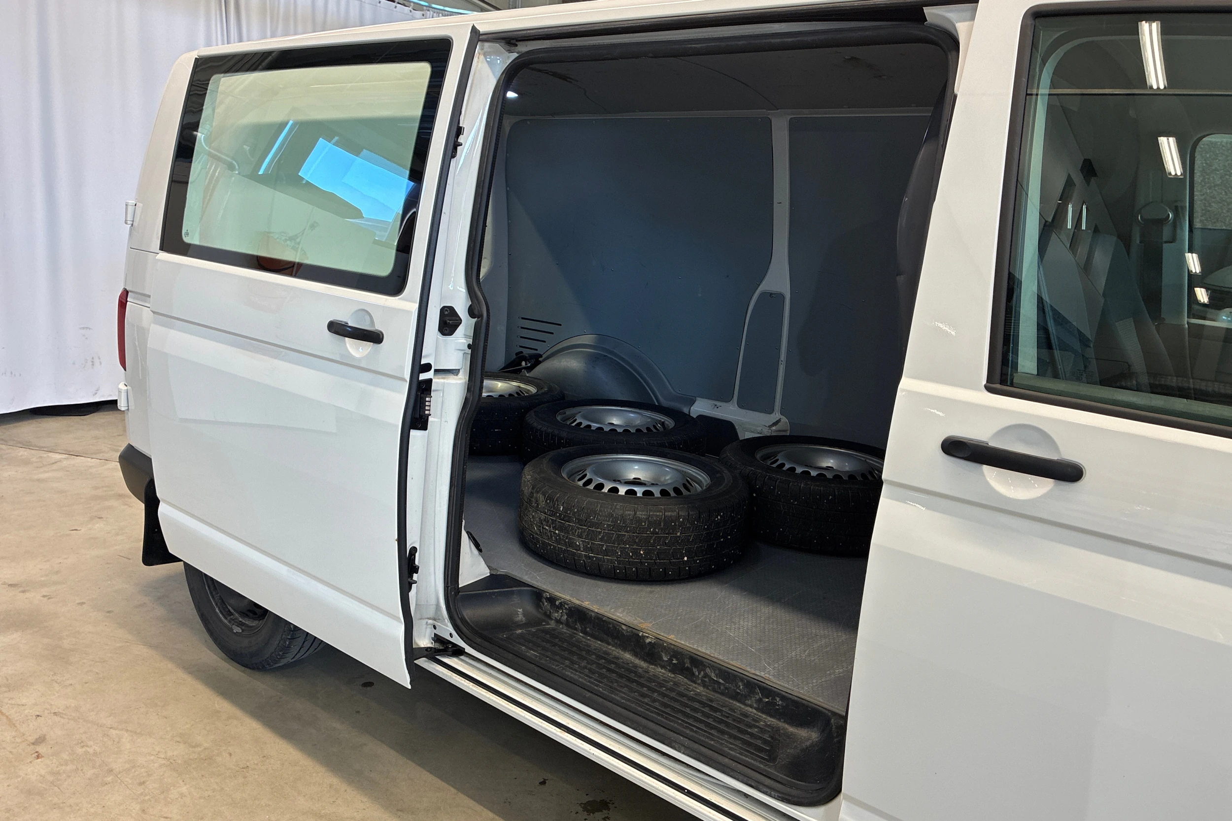 valkoinen Volkswagen Transporter 2022 kuva 18.