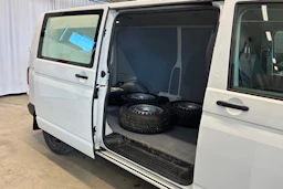 valkoinen Volkswagen Transporter 2022 kuva 18.