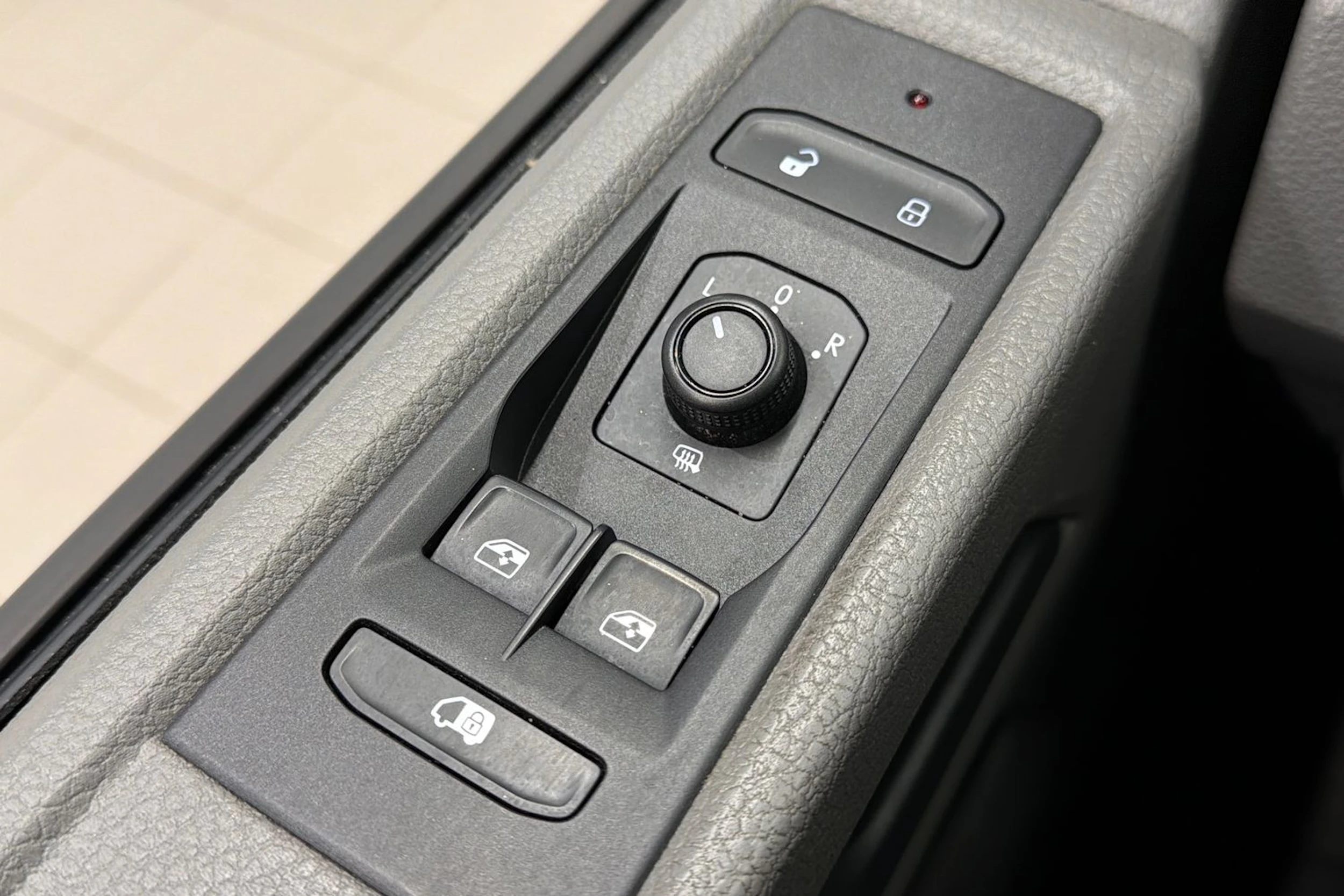 harmaa Volkswagen Transporter 2022 kuva 15.
