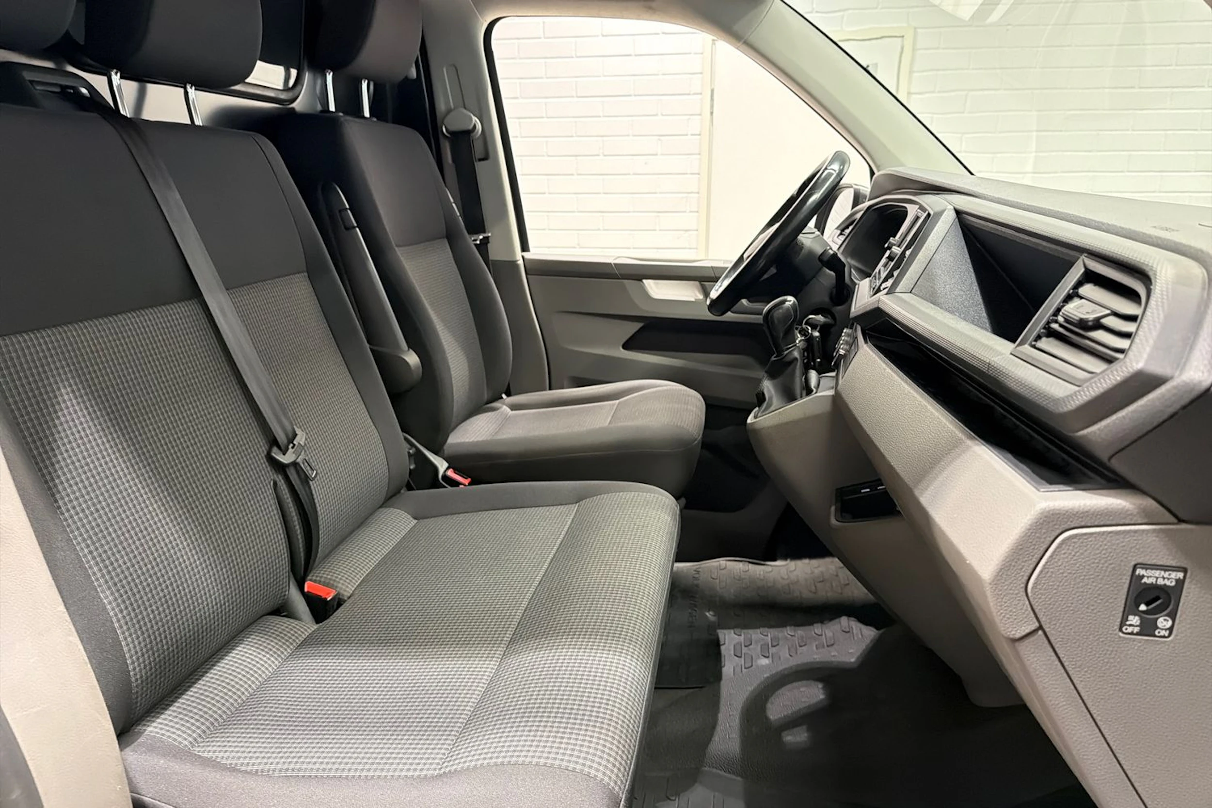 harmaa Volkswagen Transporter 2022 kuva 24.