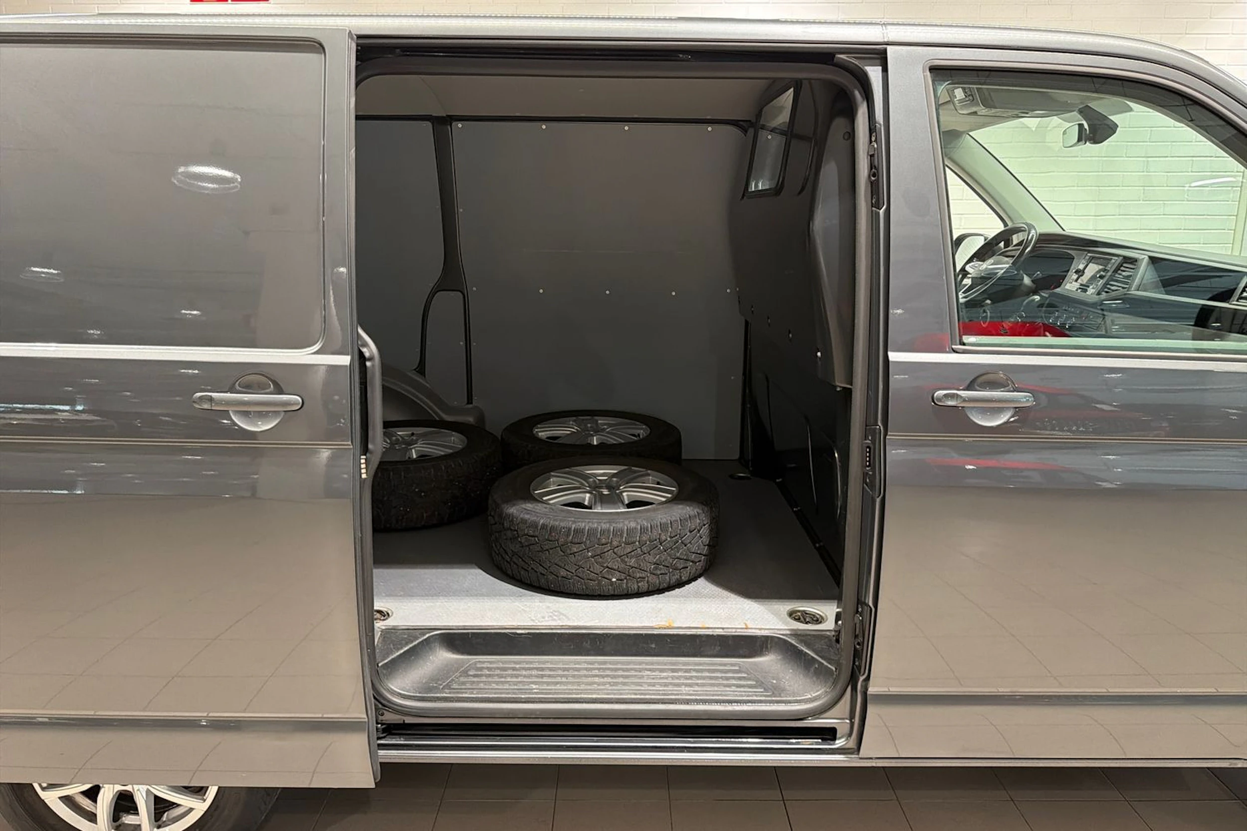 harmaa Volkswagen Transporter 2022 kuva 25.