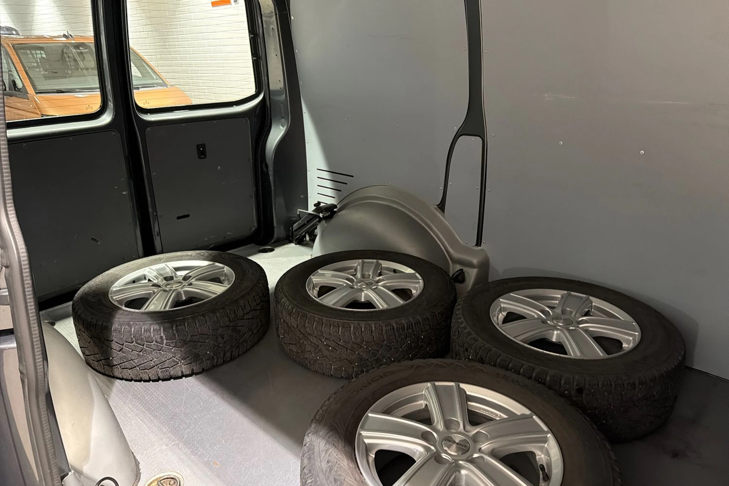 harmaa Volkswagen Transporter 2022 kuva 26.