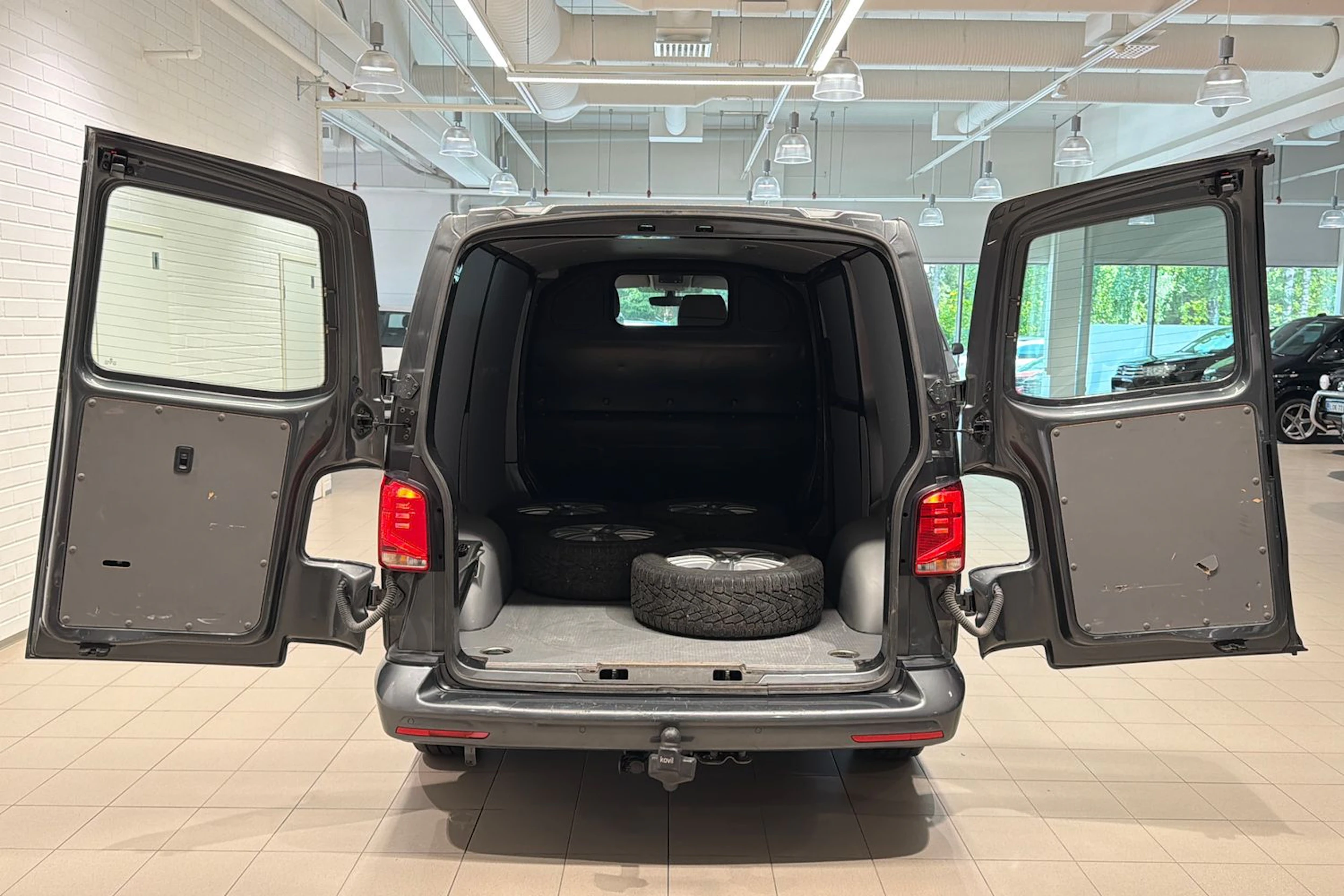 harmaa Volkswagen Transporter 2022 kuva 29.