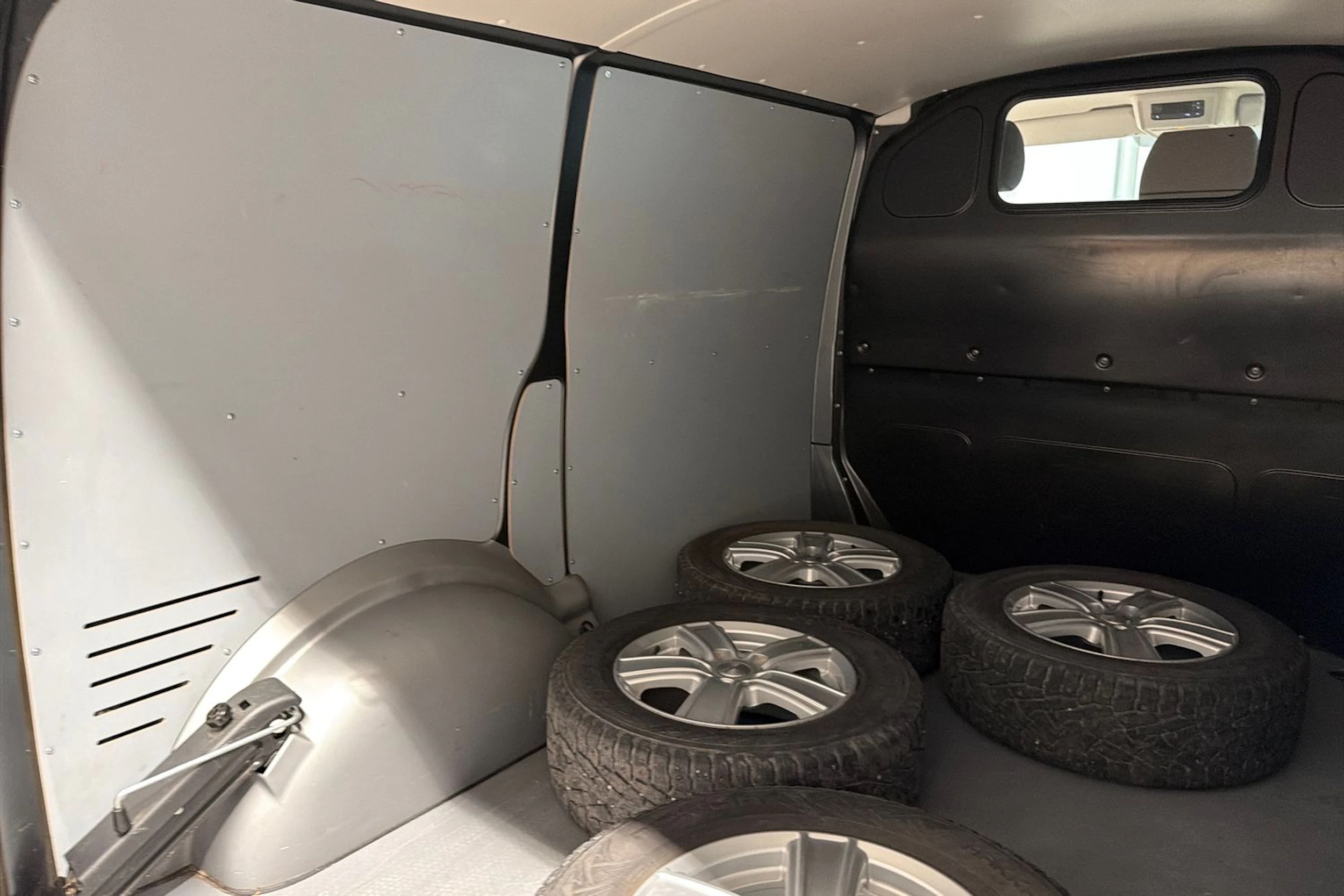 harmaa Volkswagen Transporter 2022 kuva 30.