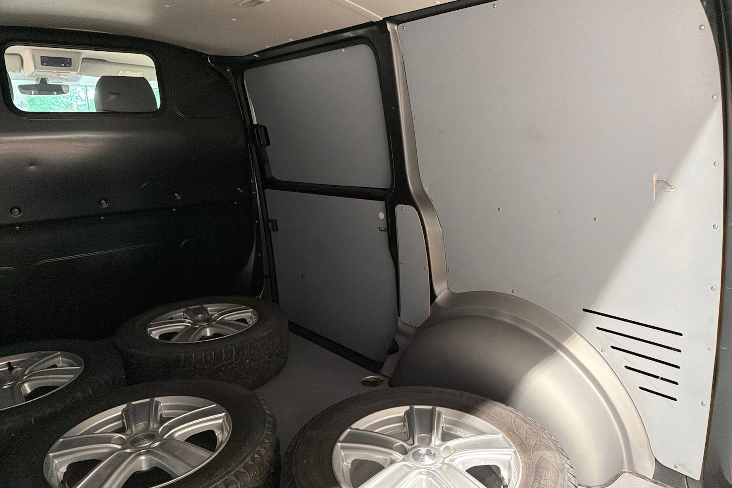 harmaa Volkswagen Transporter 2022 kuva 31.