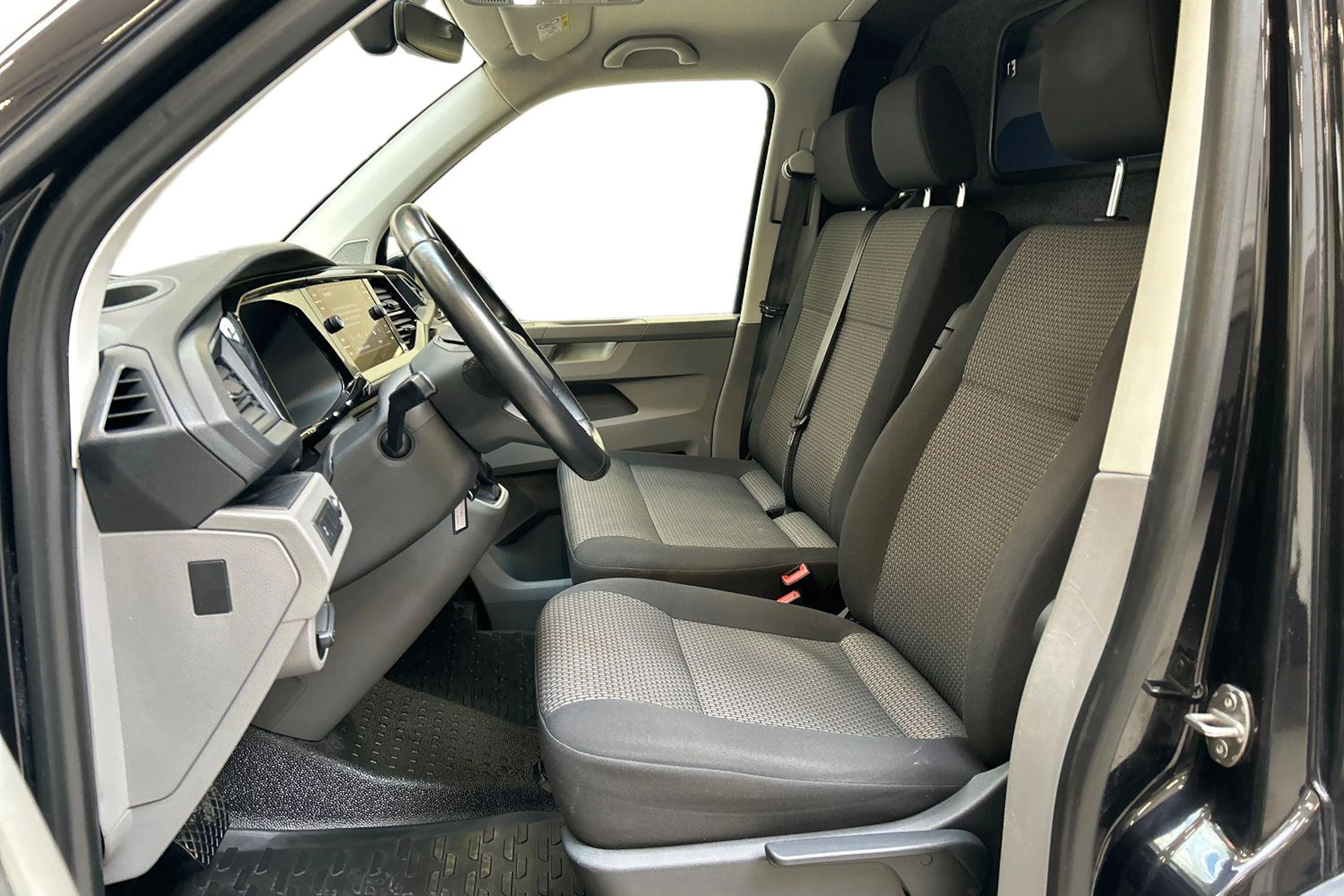 musta Volkswagen Transporter 2022 kuva 8.