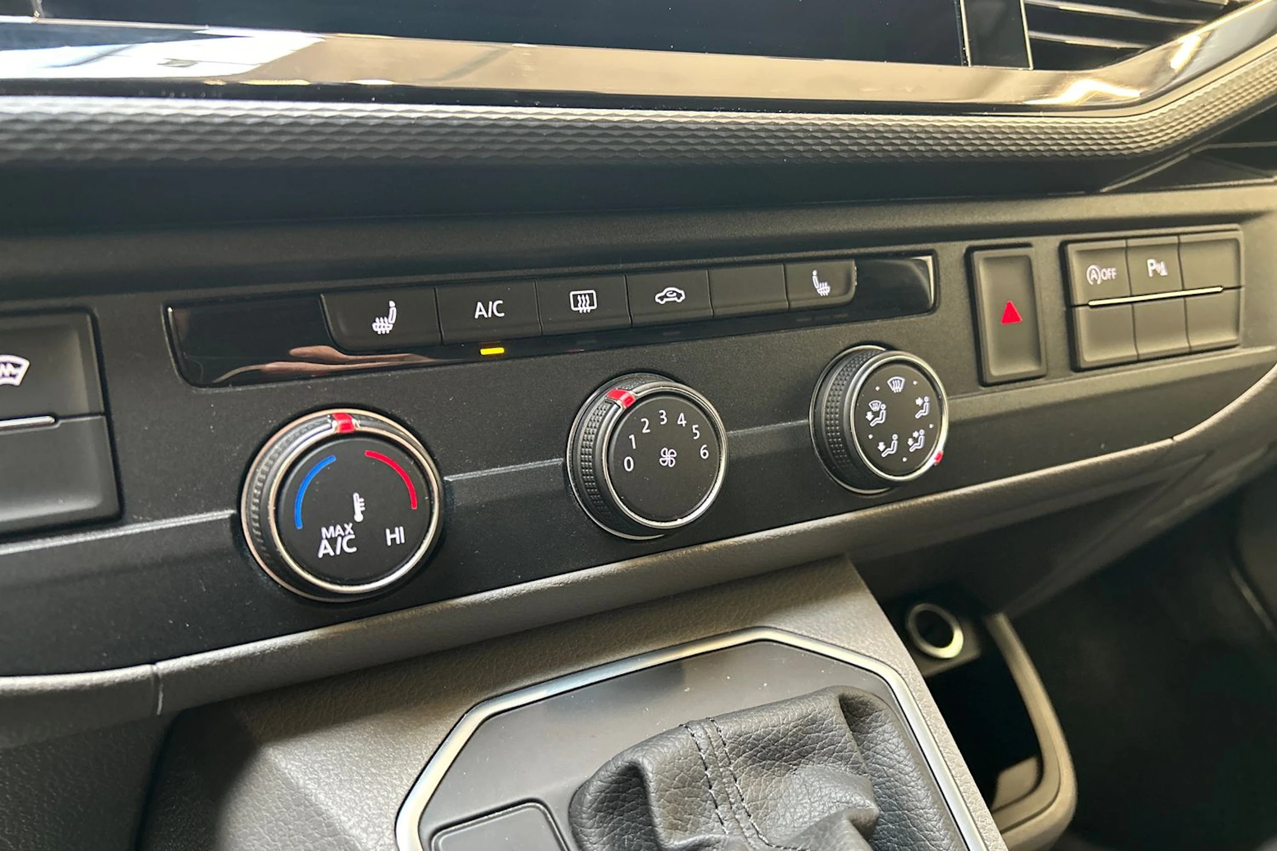 musta Volkswagen Transporter 2022 kuva 21.