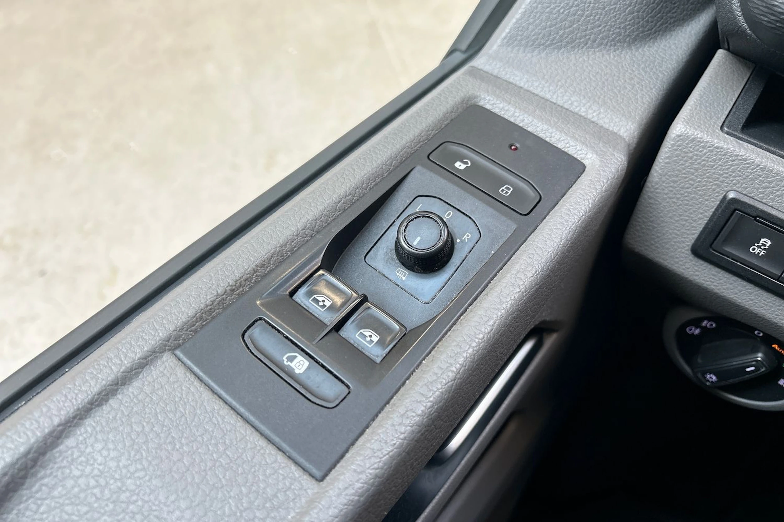 musta Volkswagen Transporter 2022 kuva 24.