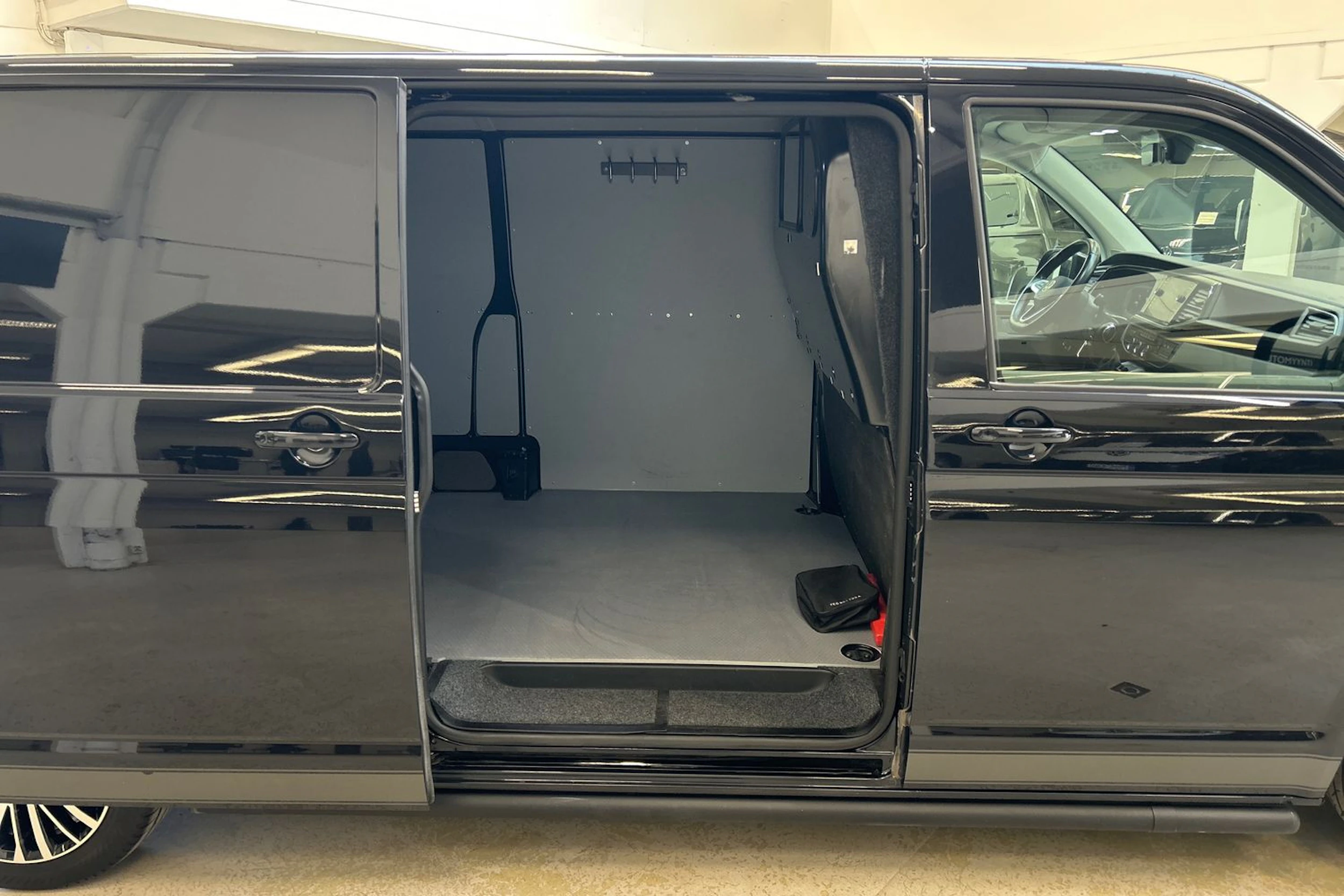 musta Volkswagen Transporter 2022 kuva 25.