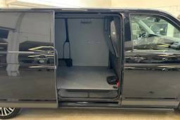 musta Volkswagen Transporter 2022 kuva 25.