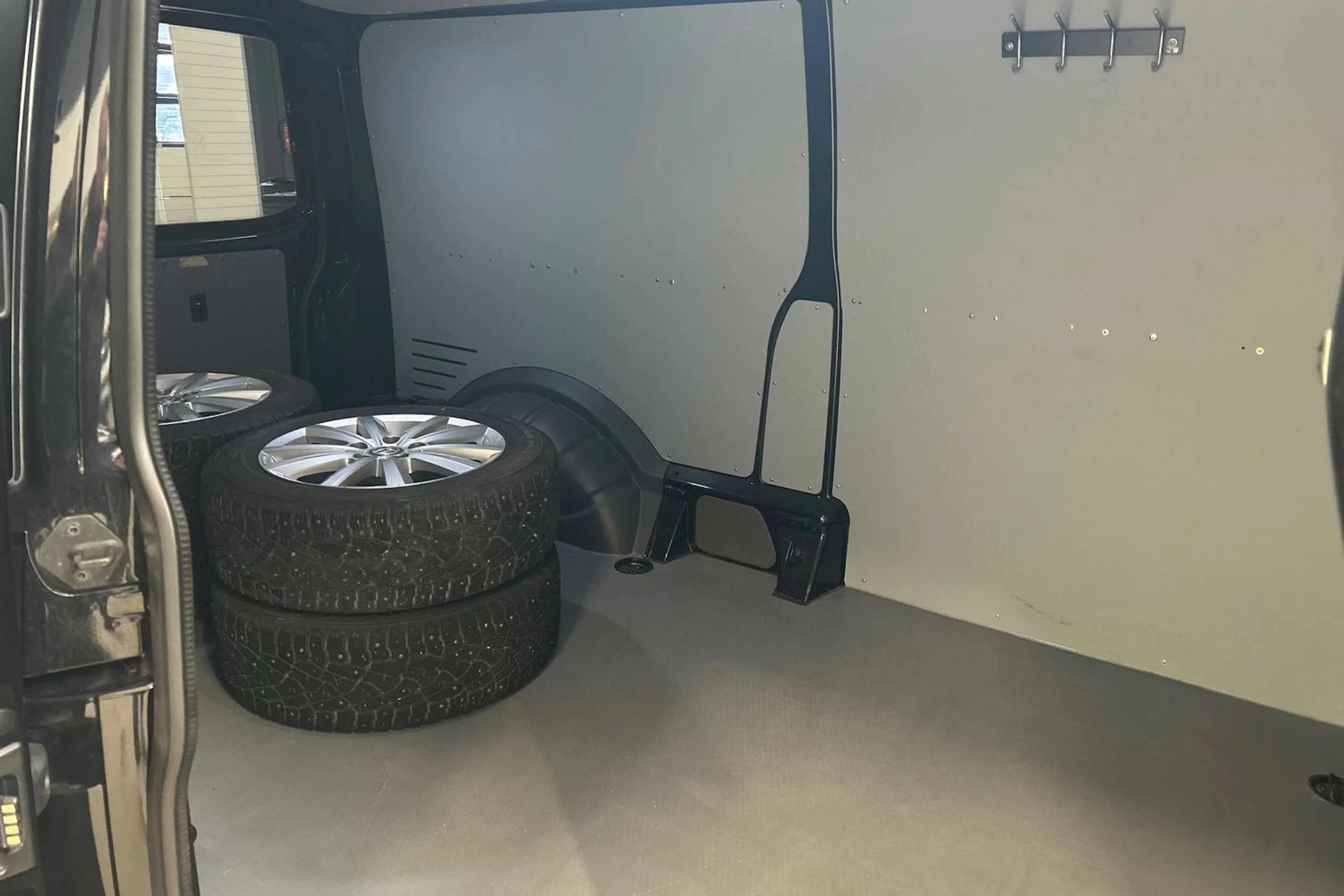 musta Volkswagen Transporter 2022 kuva 26.
