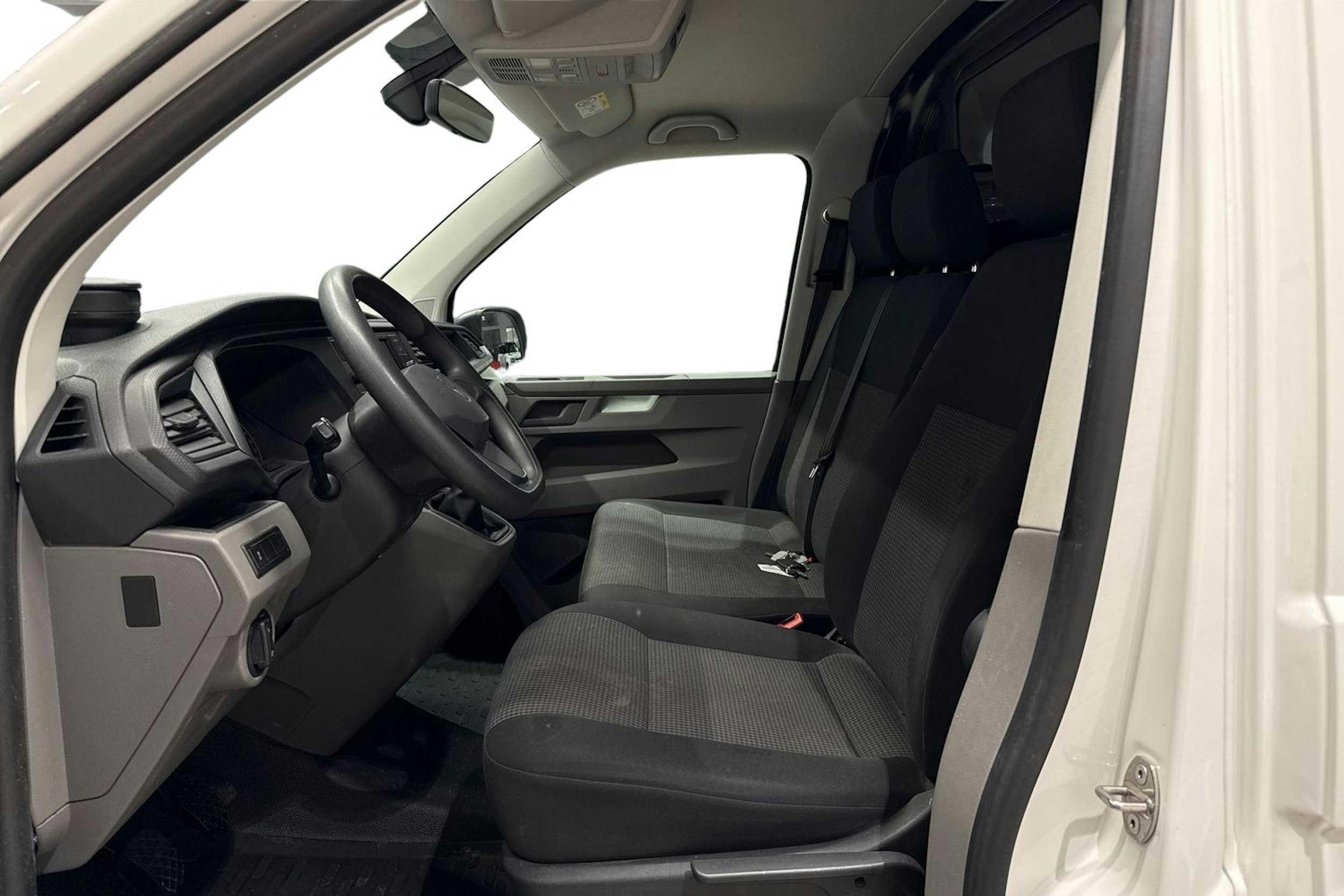 valkoinen Volkswagen Transporter 2022 kuva 10.