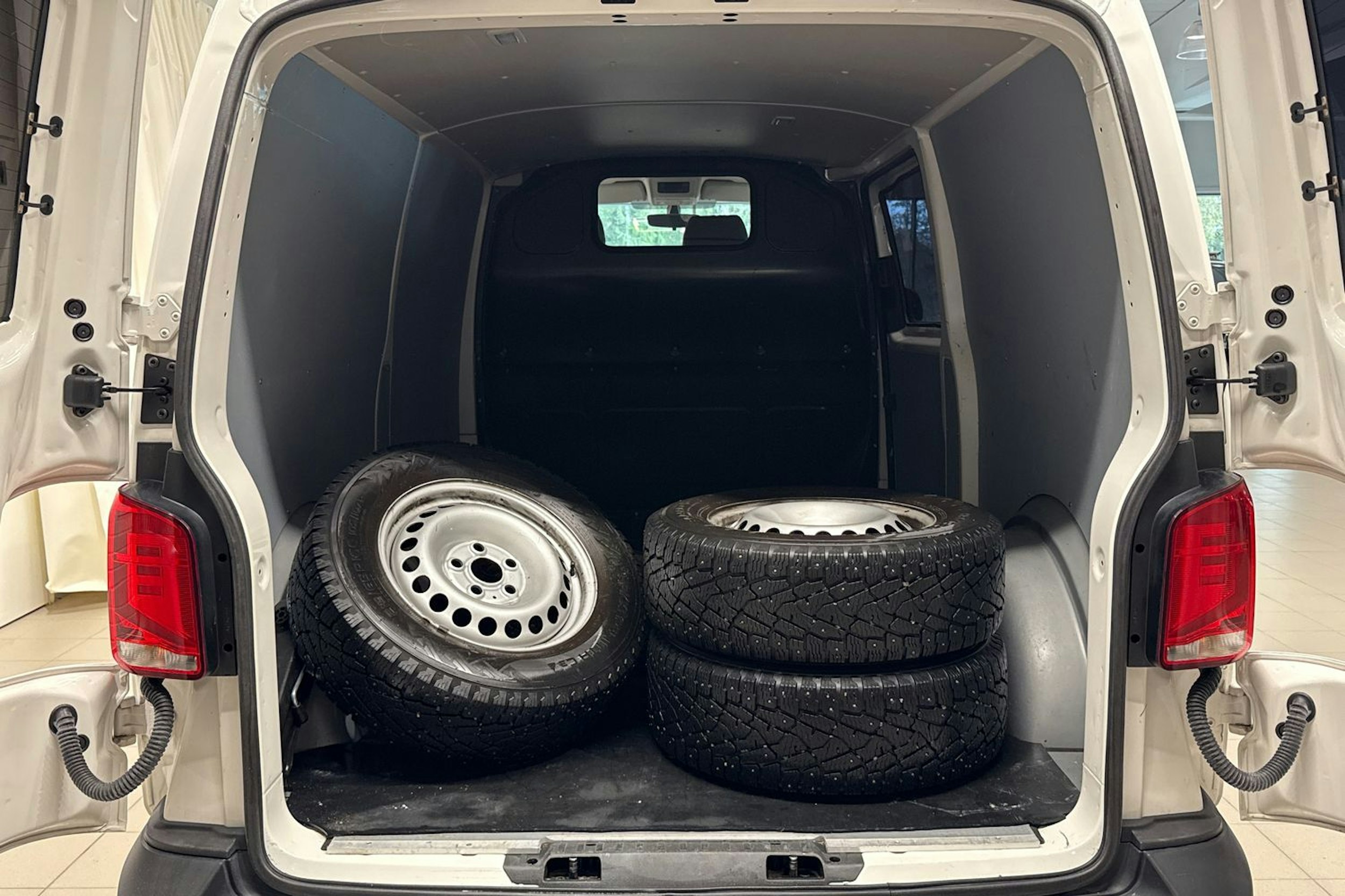 valkoinen Volkswagen Transporter 2022 kuva 13.