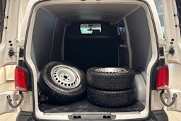 valkoinen Volkswagen Transporter 2022 kuva 13.