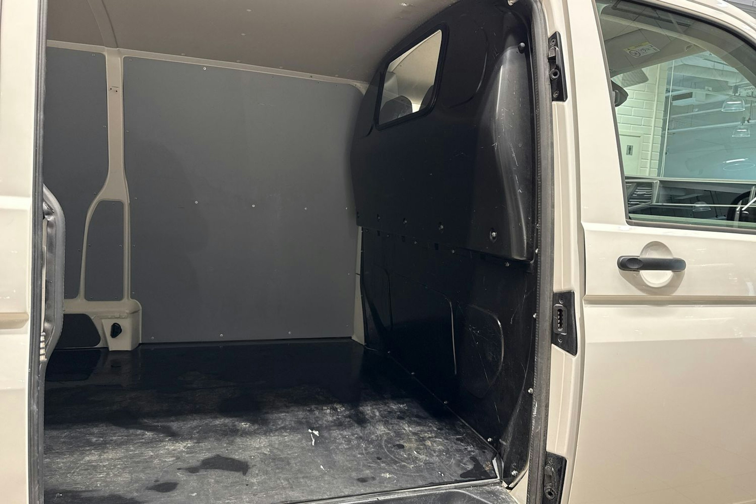 valkoinen Volkswagen Transporter 2022 kuva 14.