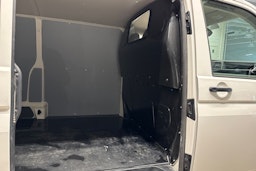 valkoinen Volkswagen Transporter 2022 kuva 14.