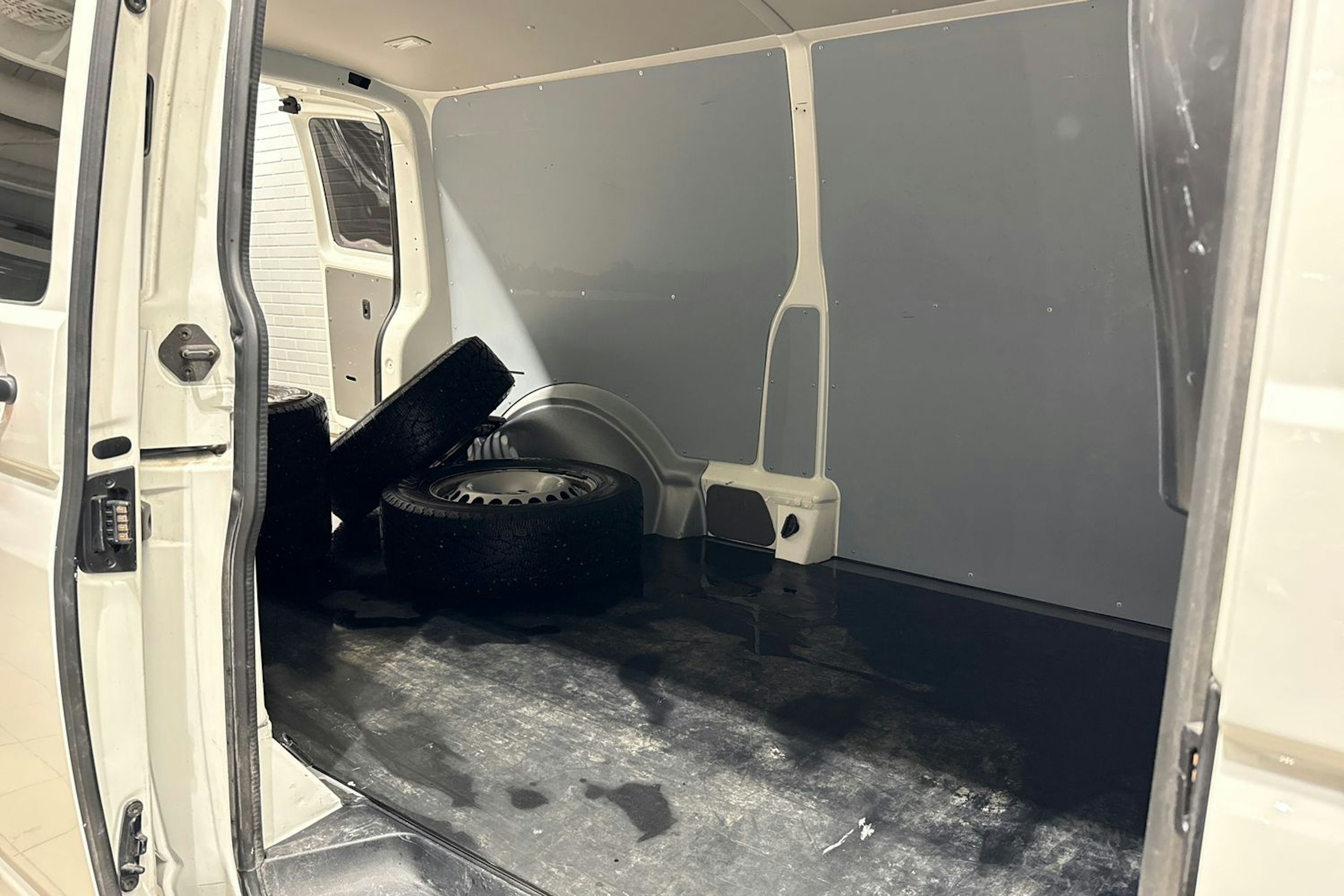 valkoinen Volkswagen Transporter 2022 kuva 15.