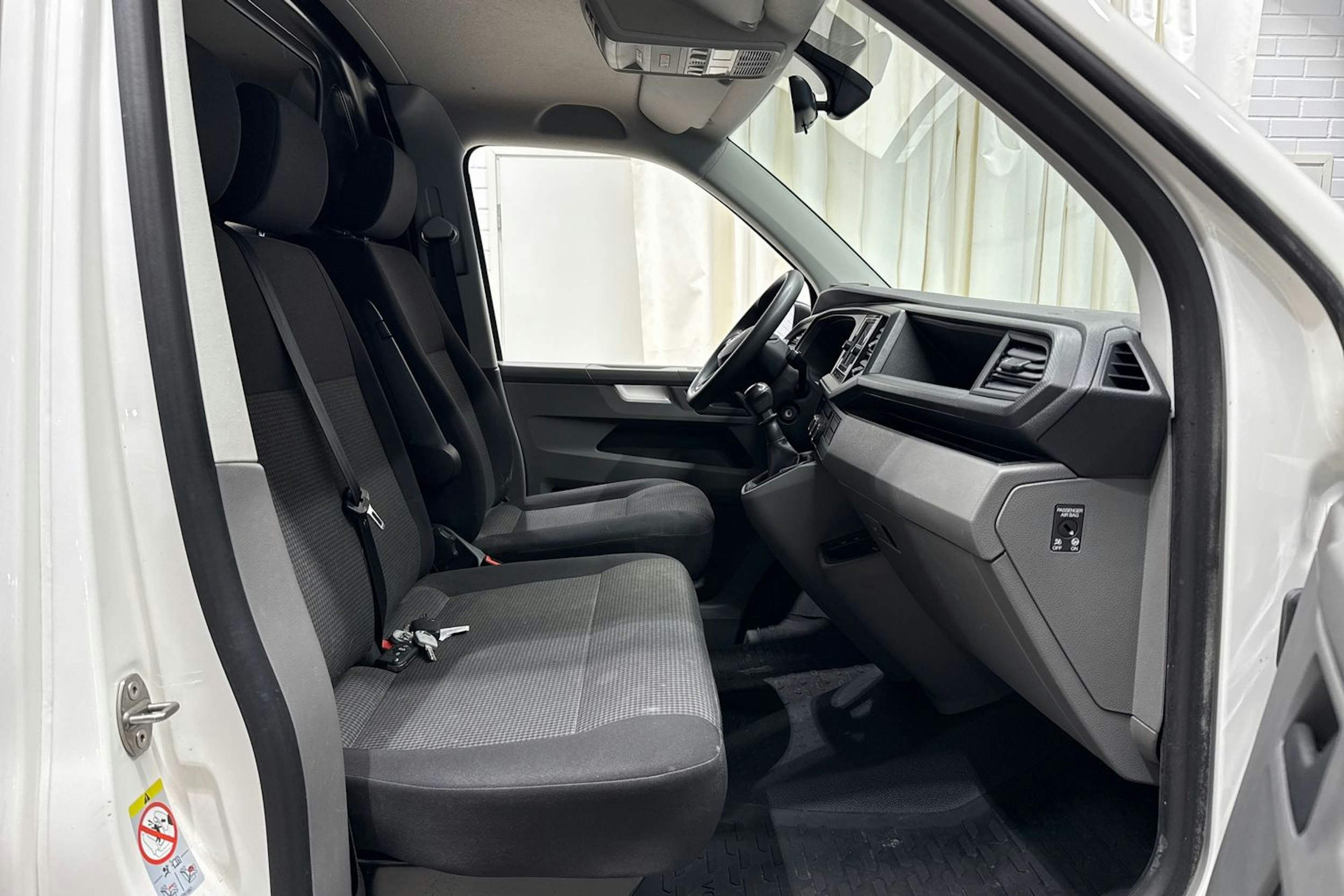 valkoinen Volkswagen Transporter 2022 kuva 16.