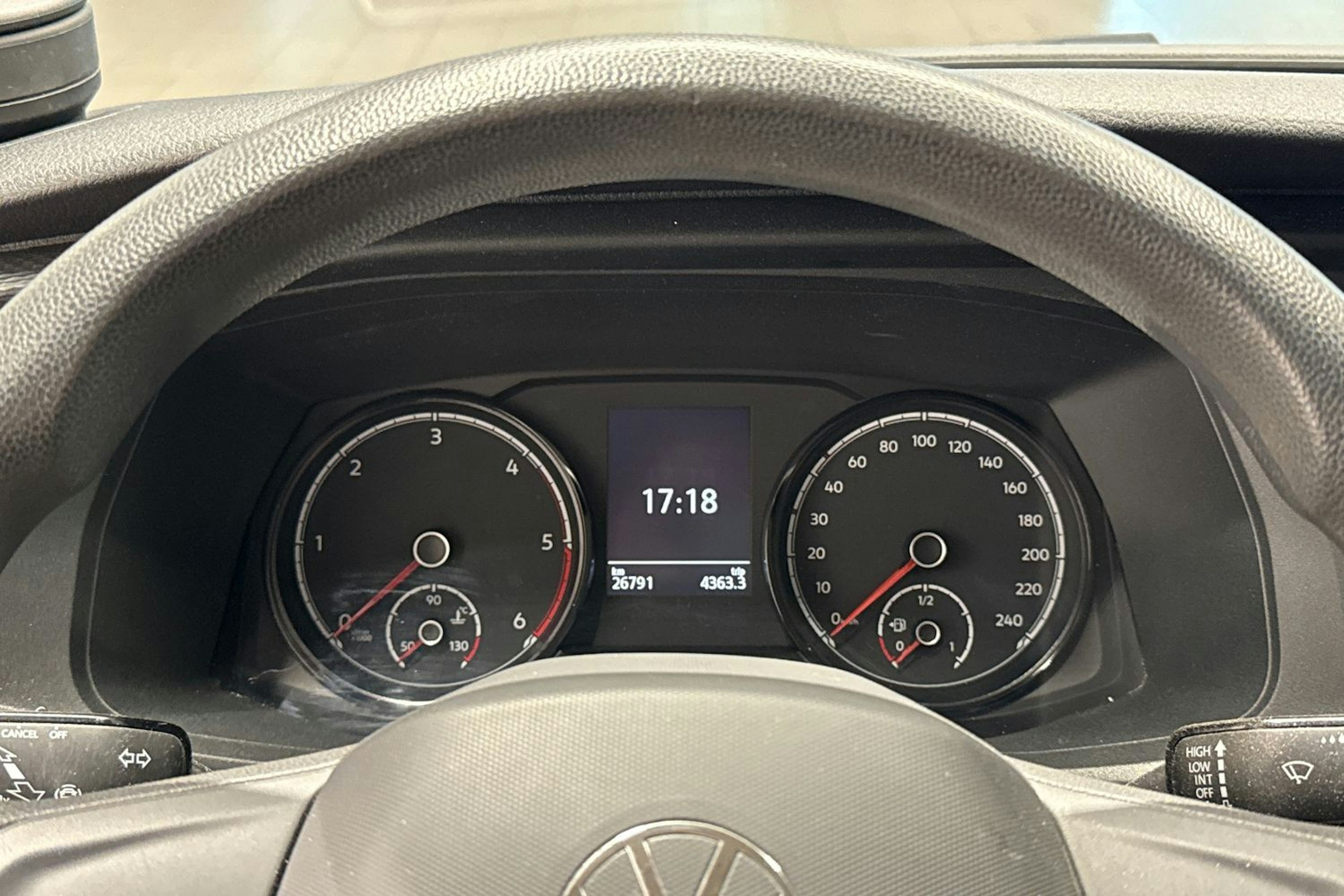valkoinen Volkswagen Transporter 2022 kuva 17.