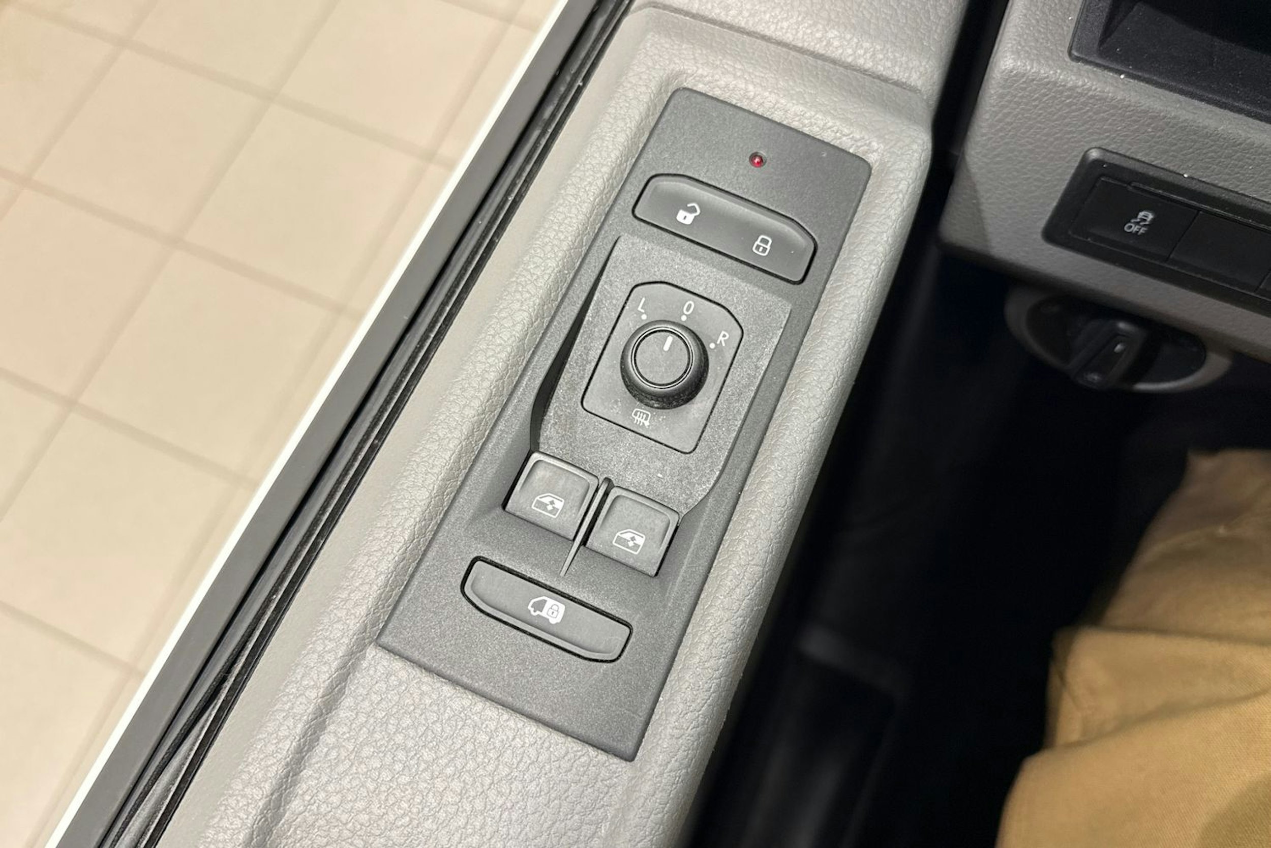 valkoinen Volkswagen Transporter 2022 kuva 20.