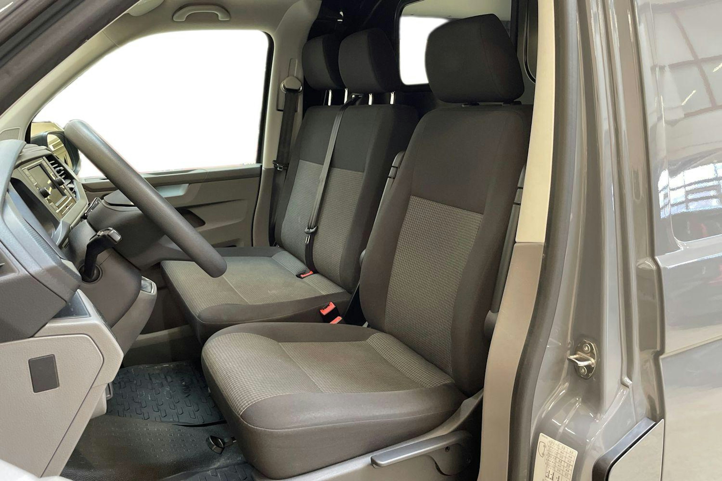 harmaa Volkswagen Transporter 2022 kuva 6.
