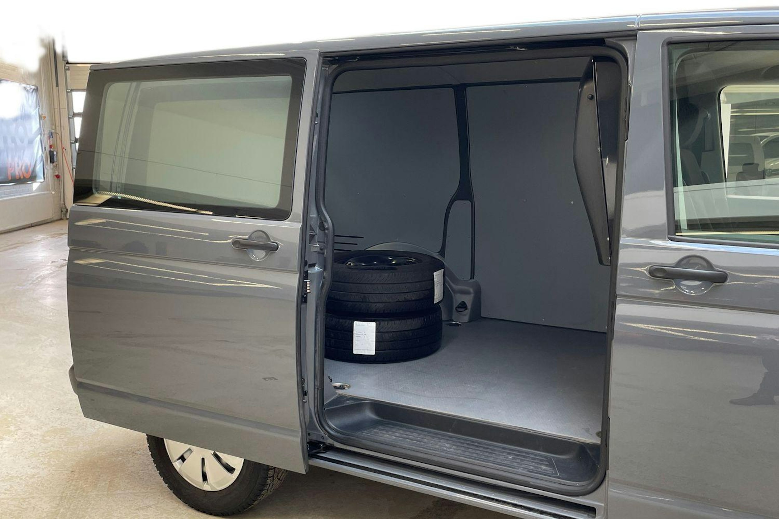 harmaa Volkswagen Transporter 2022 kuva 8.