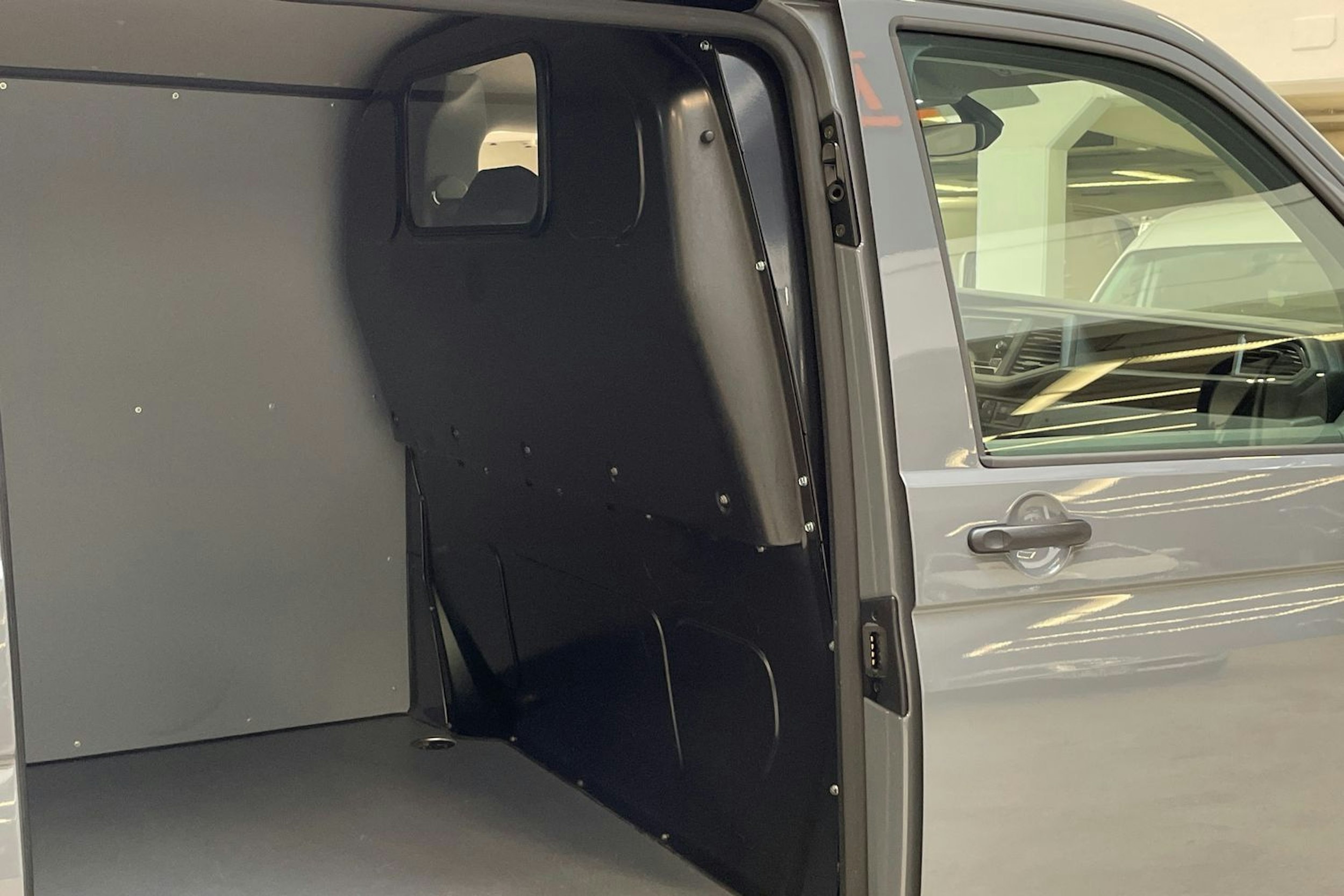 harmaa Volkswagen Transporter 2022 kuva 10.