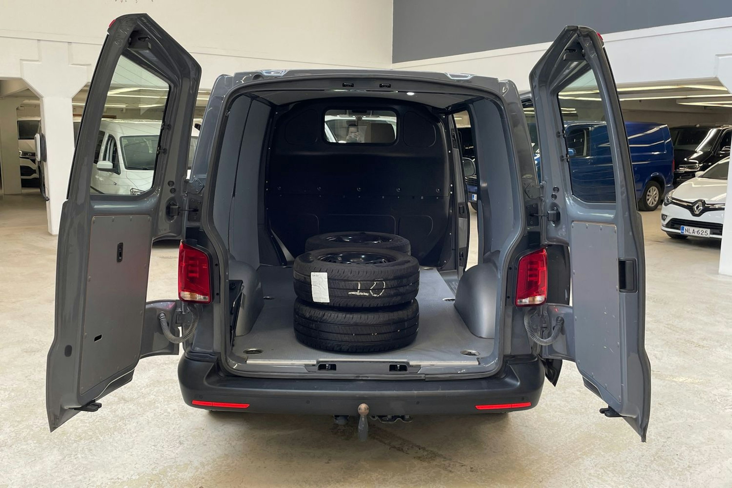 harmaa Volkswagen Transporter 2022 kuva 11.