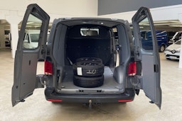 harmaa Volkswagen Transporter 2022 kuva 11.