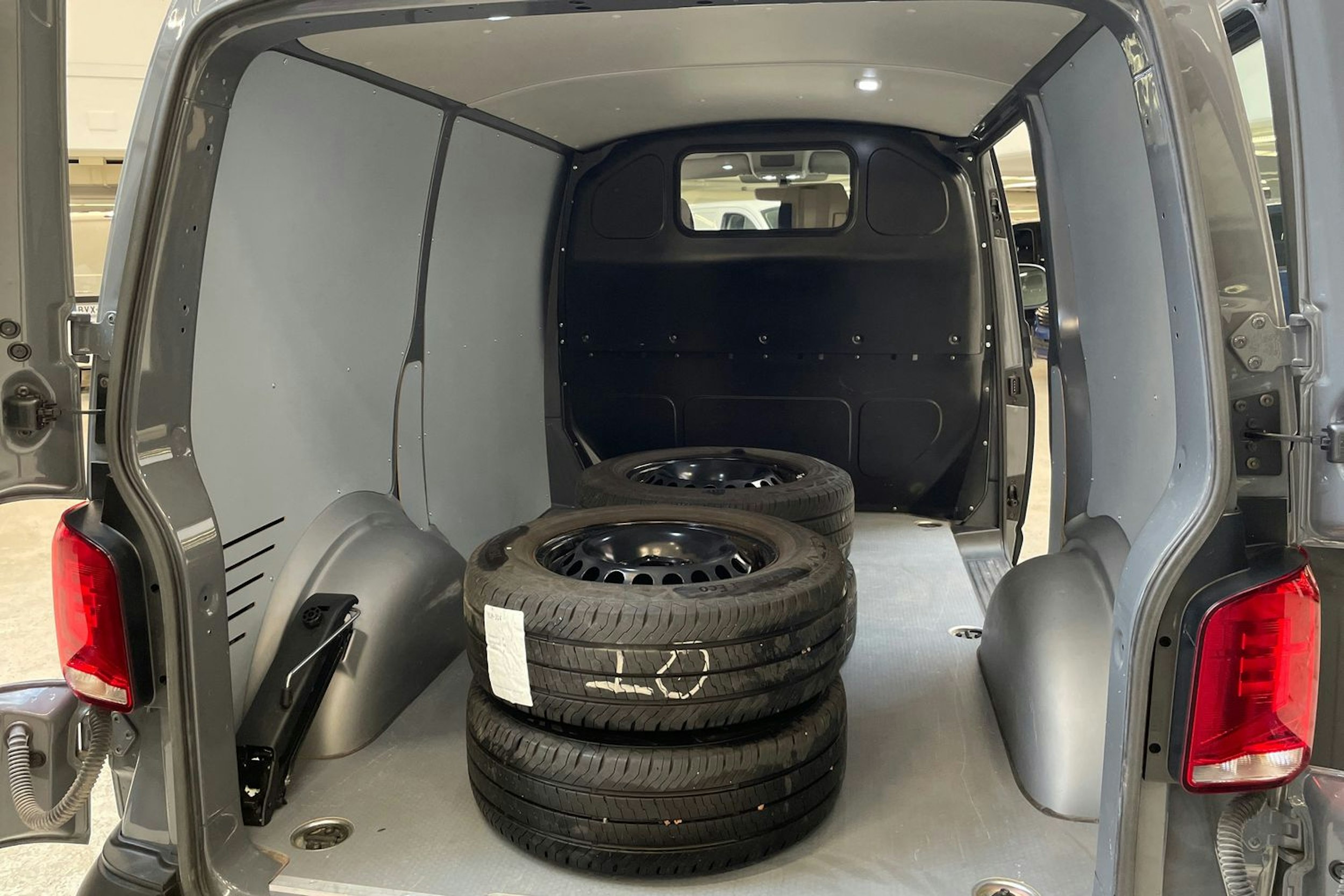 harmaa Volkswagen Transporter 2022 kuva 12.