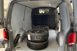 harmaa Volkswagen Transporter 2022 kuva 12.