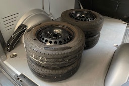 harmaa Volkswagen Transporter 2022 kuva 13.