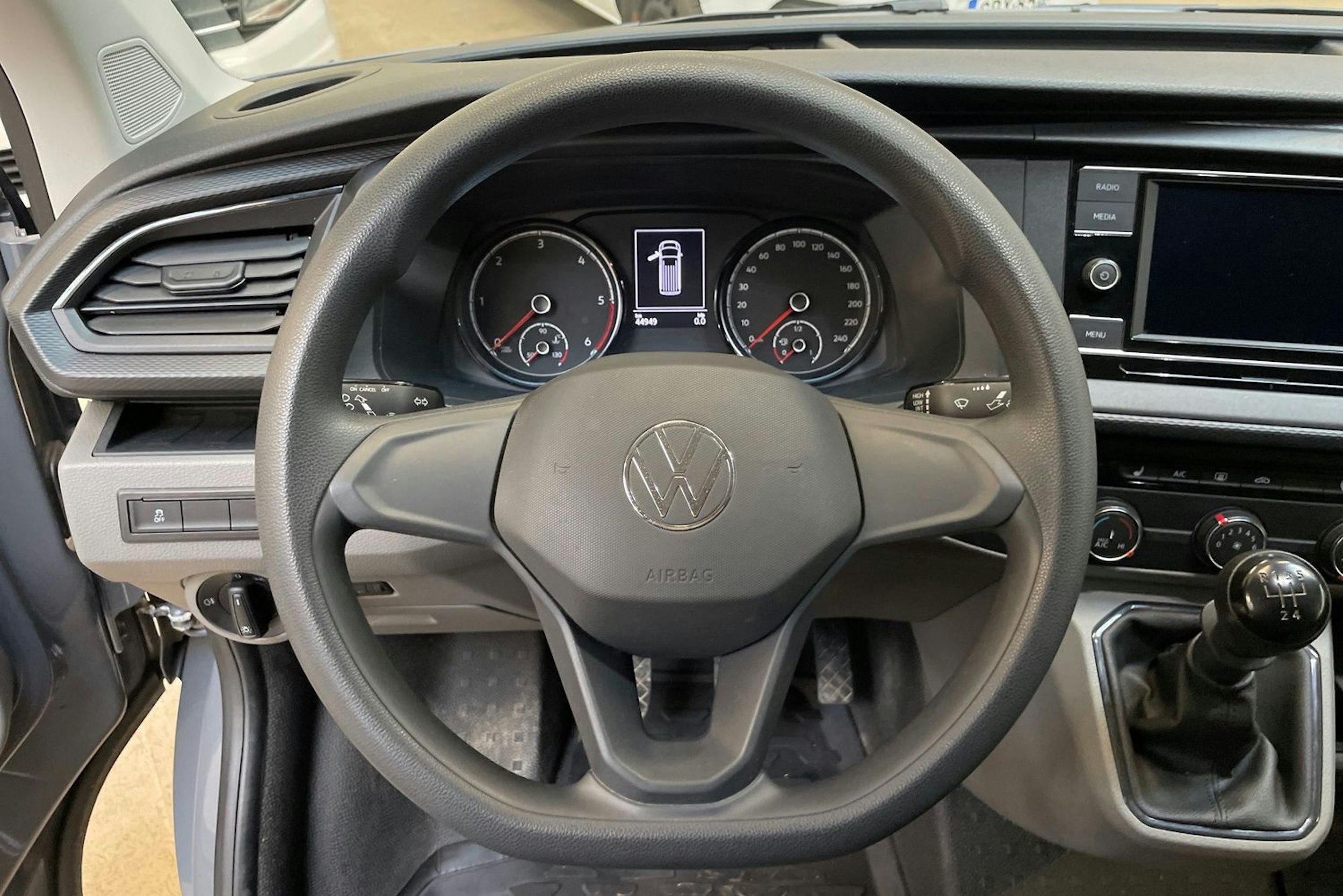 harmaa Volkswagen Transporter 2022 kuva 14.