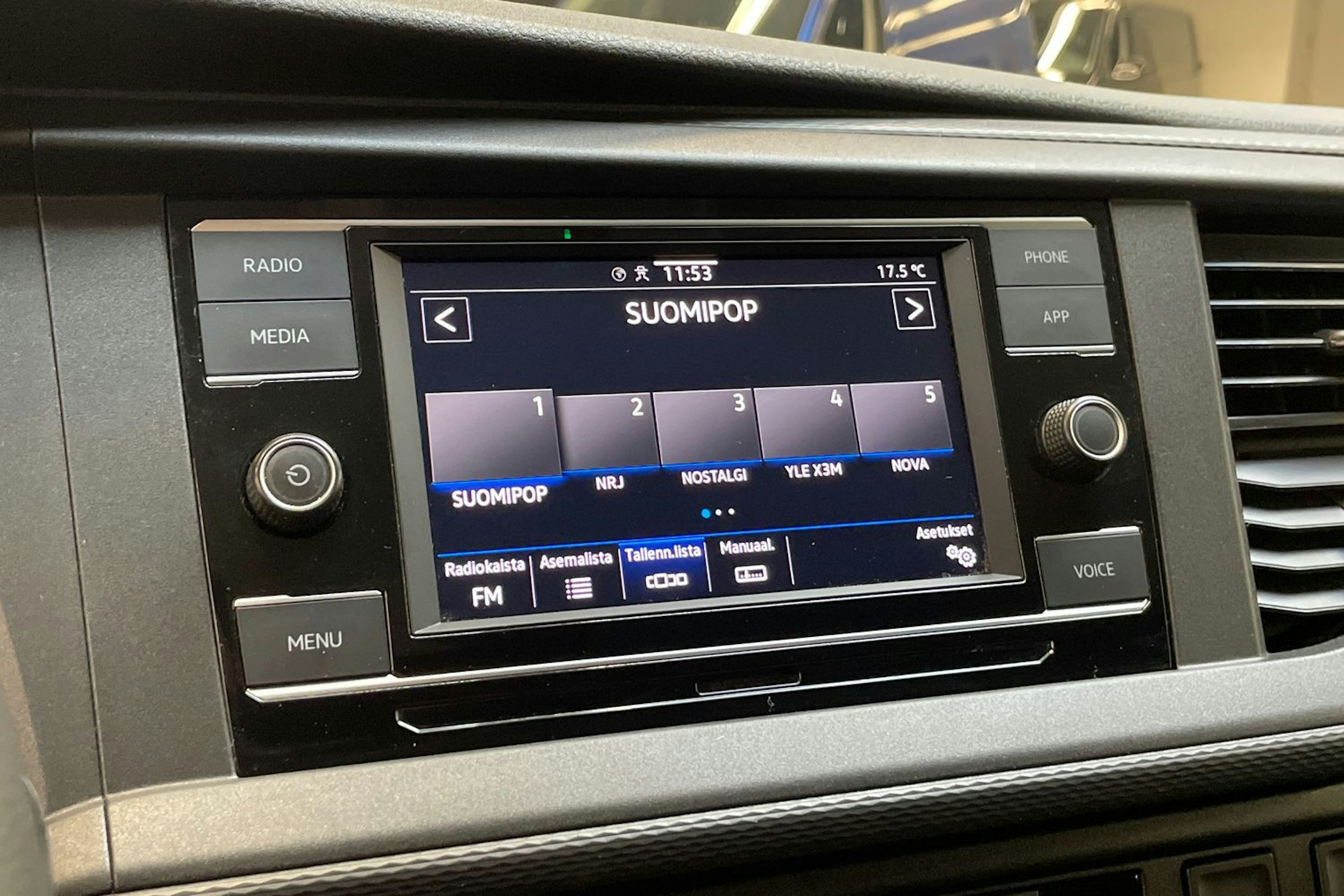 harmaa Volkswagen Transporter 2022 kuva 17.