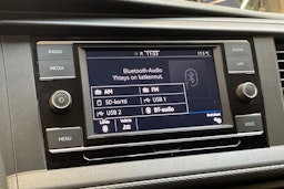 harmaa Volkswagen Transporter 2022 kuva 18.