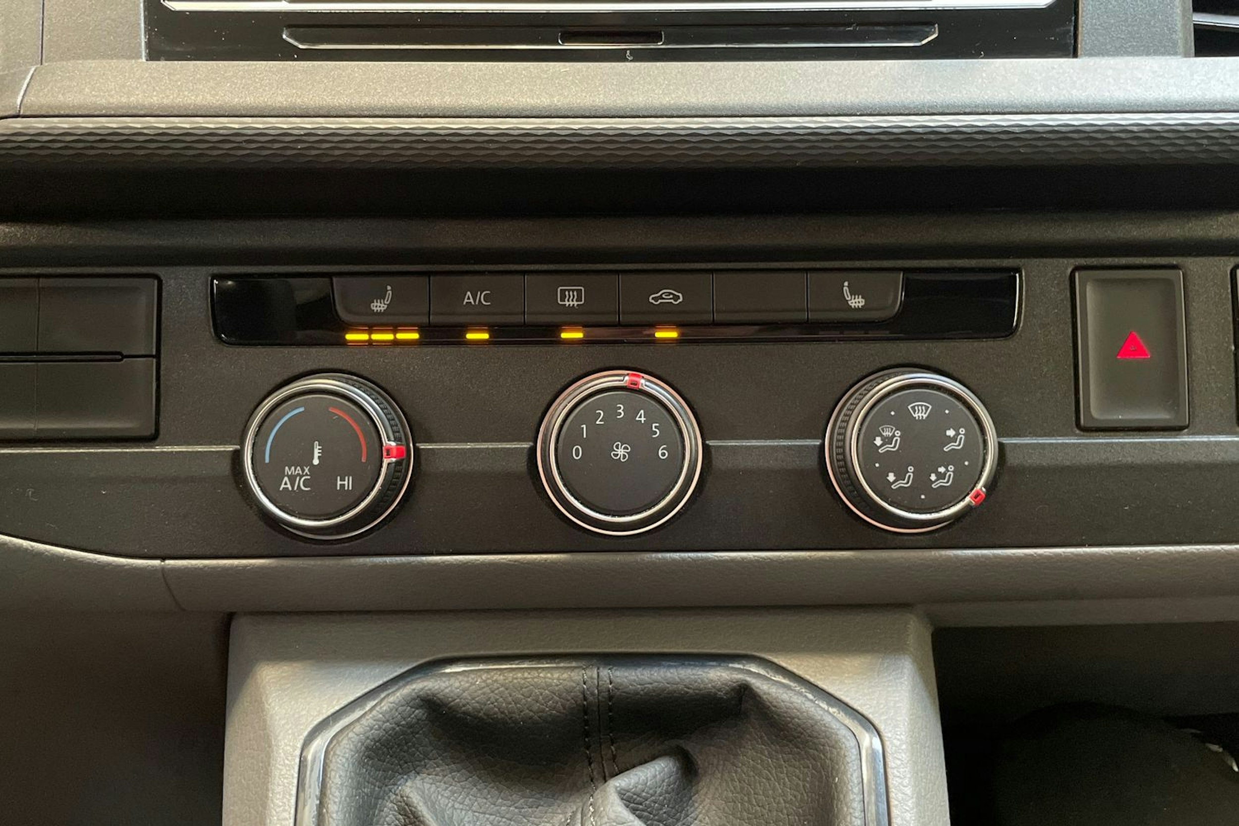 harmaa Volkswagen Transporter 2022 kuva 22.