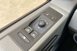 harmaa Volkswagen Transporter 2022 kuva 24.